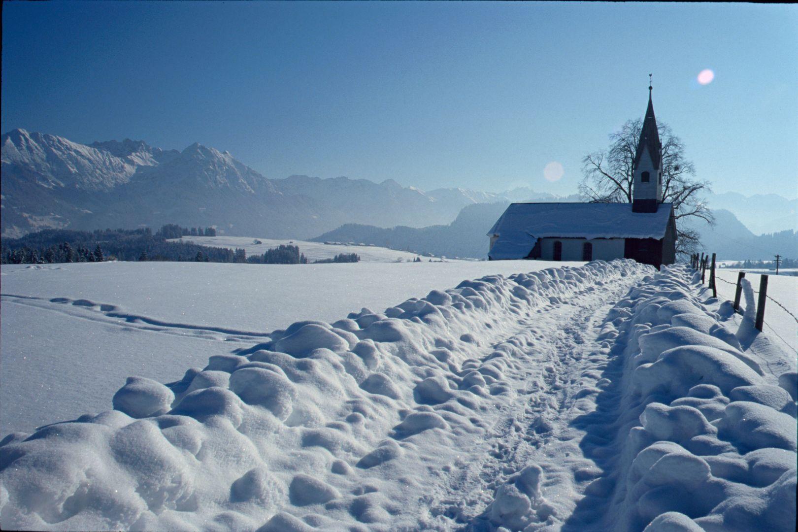 Die Kirche im Bergdorf Bolsterlang im Allgäu