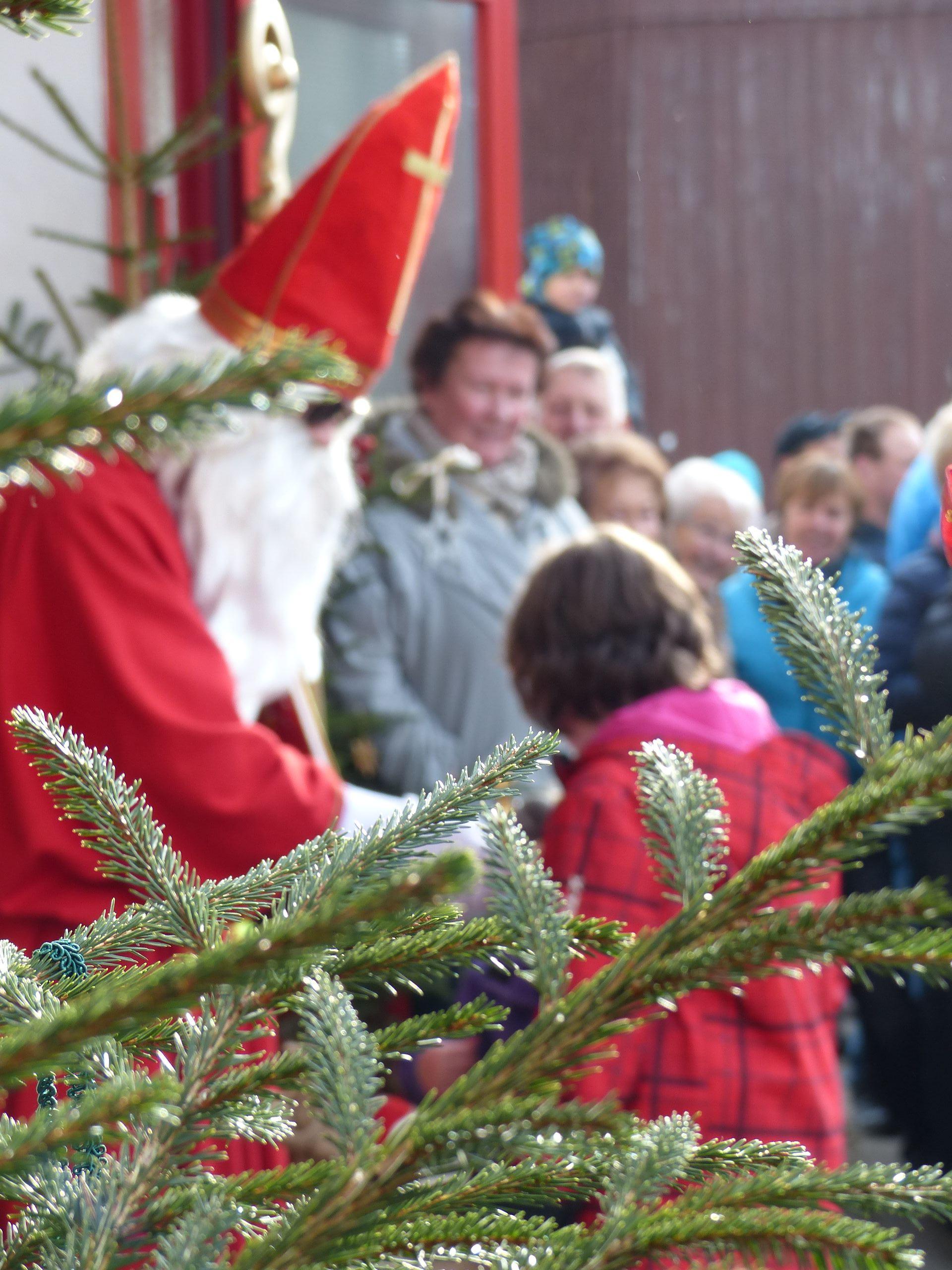 Die braven Kinder erhalten ein kleines Geschenk Die braven Kinder erhalten ein kleines Geschenk