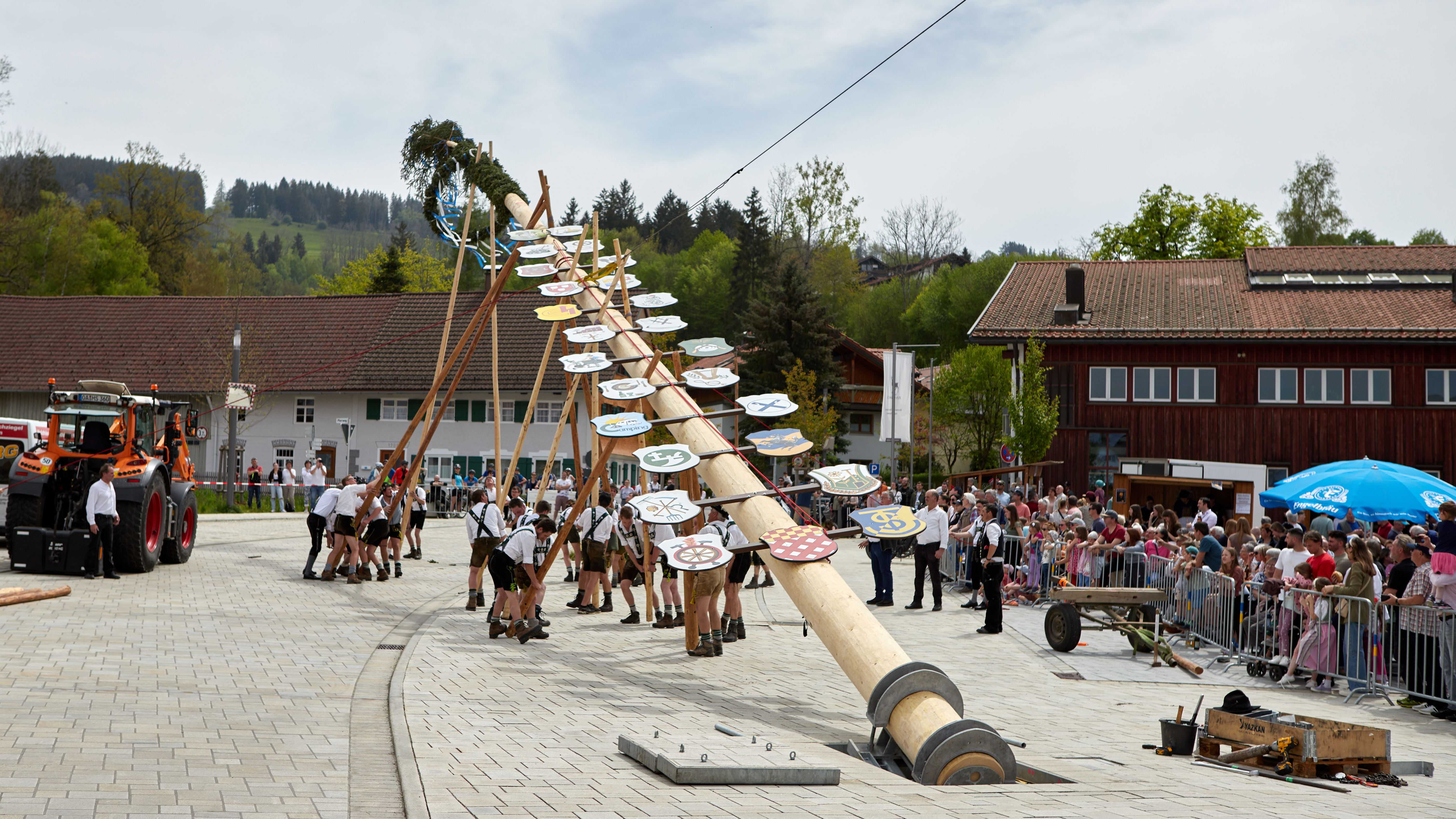 Maibaumaufstellen in Sulzberg Maibaumaufstellen in Sulzberg