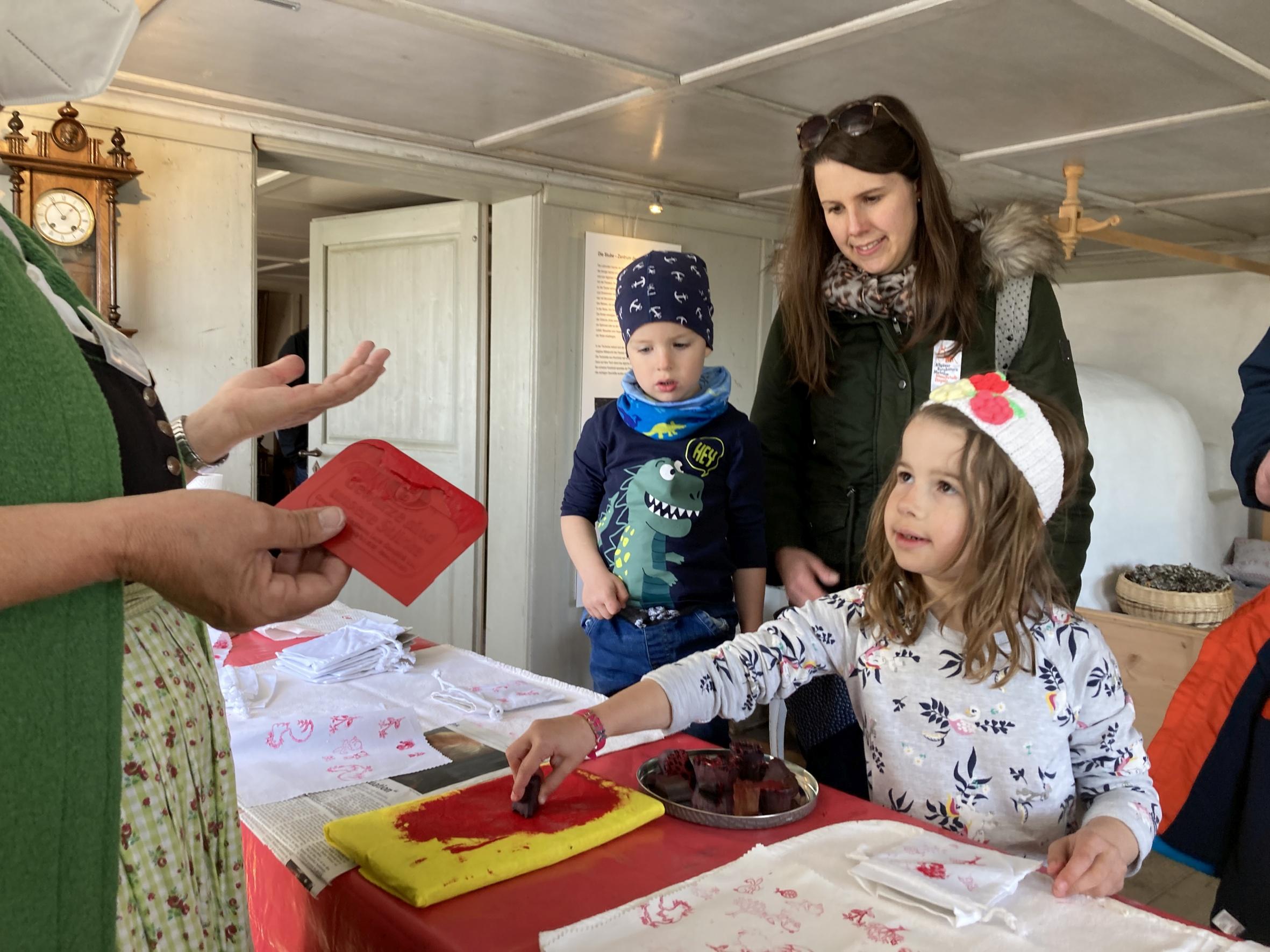 Österlicher Stoffdruck Österlicher Stoffdruck