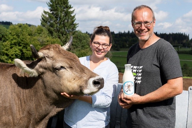 Barbara und Wolfgang Birk mit Original Allgäuer Braunvieh.jpg Barbara und Wolfgang Birk mit Original Allgäuer Braunvieh.jpg