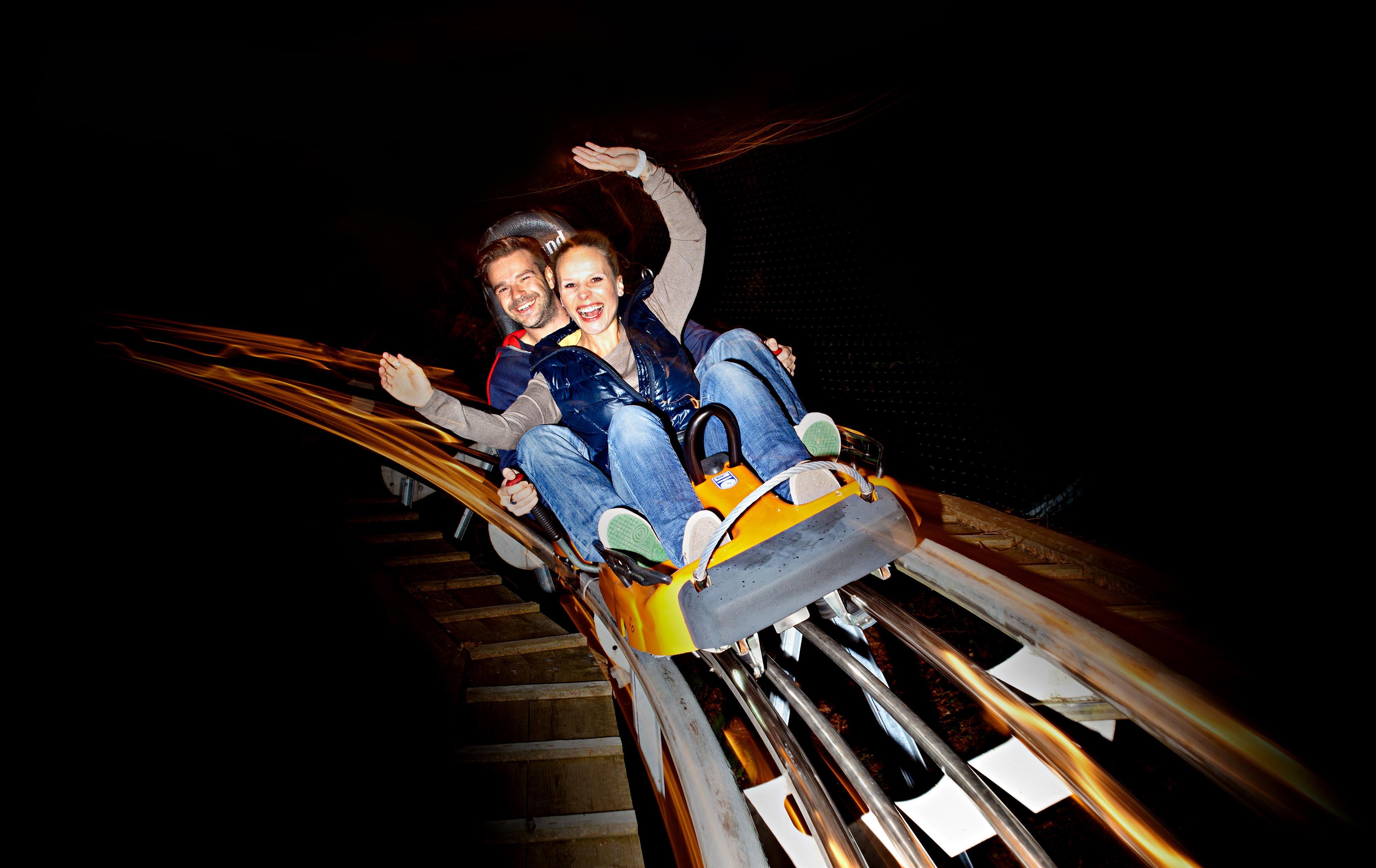 Pärchen beim Flutlichtrodeln Pärchen beim Flutlichtrodeln