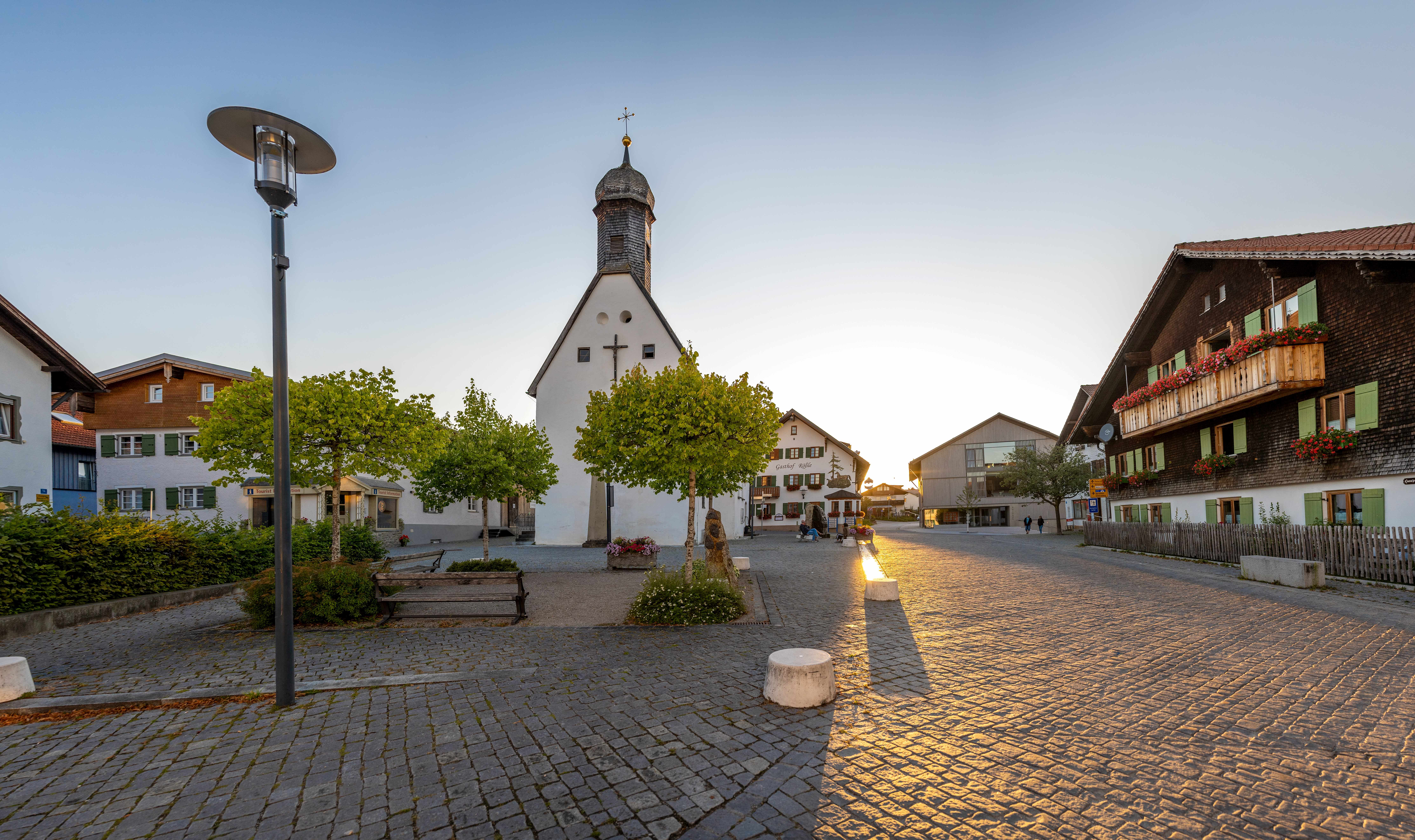 Dorfplatz Abendsonne 02_Kopie.jpg Dorfplatz Abendsonne 02_Kopie.jpg
