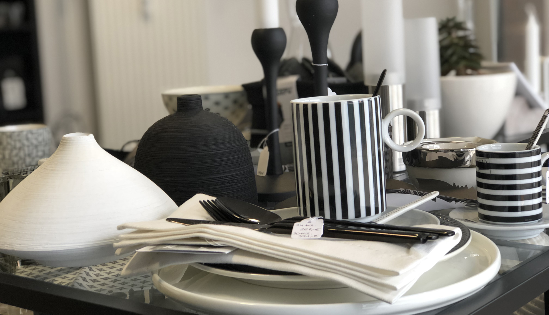 Dekoartikel auf einem Verkaufstisch.