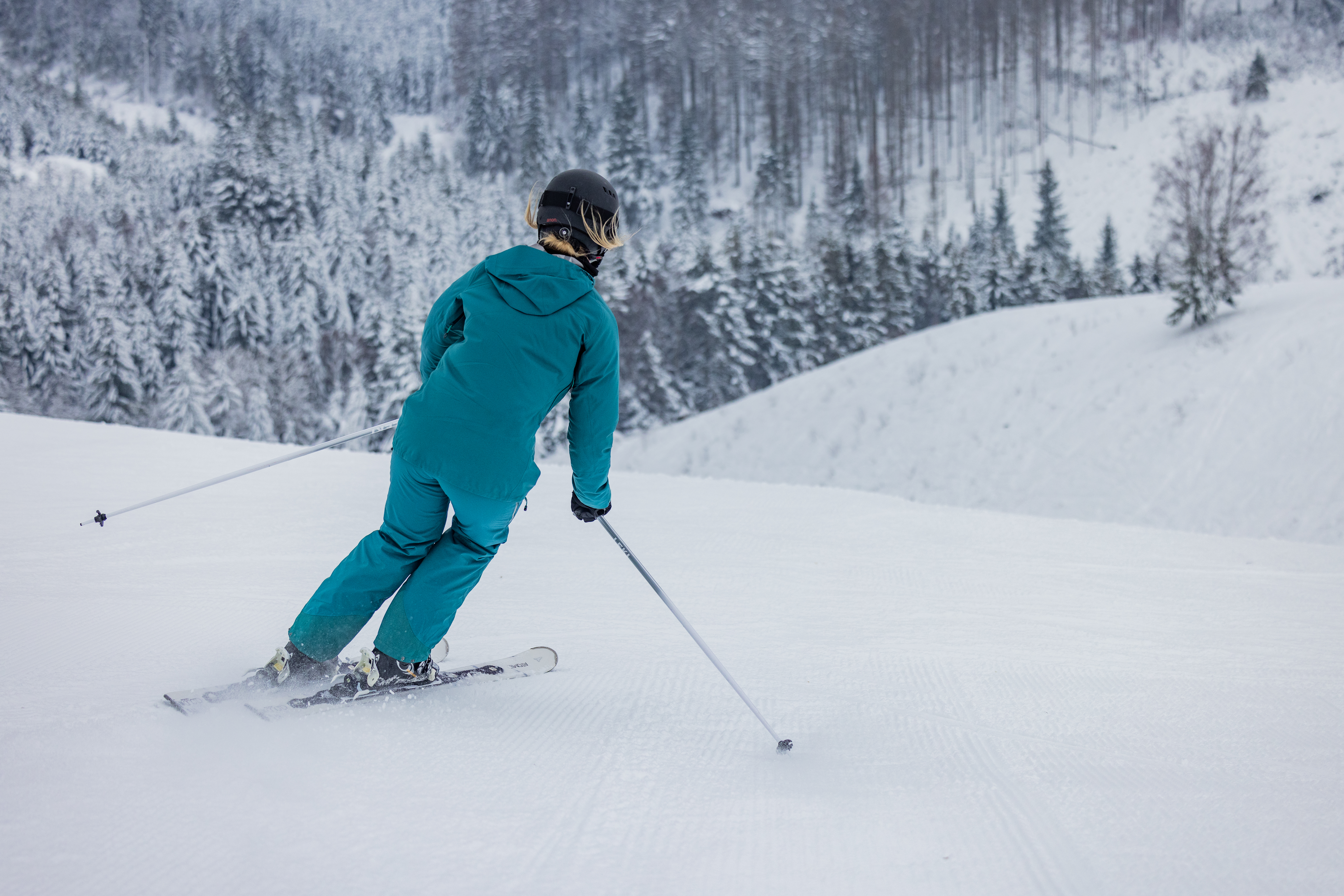 Ein Skifahrer auf der Piste.