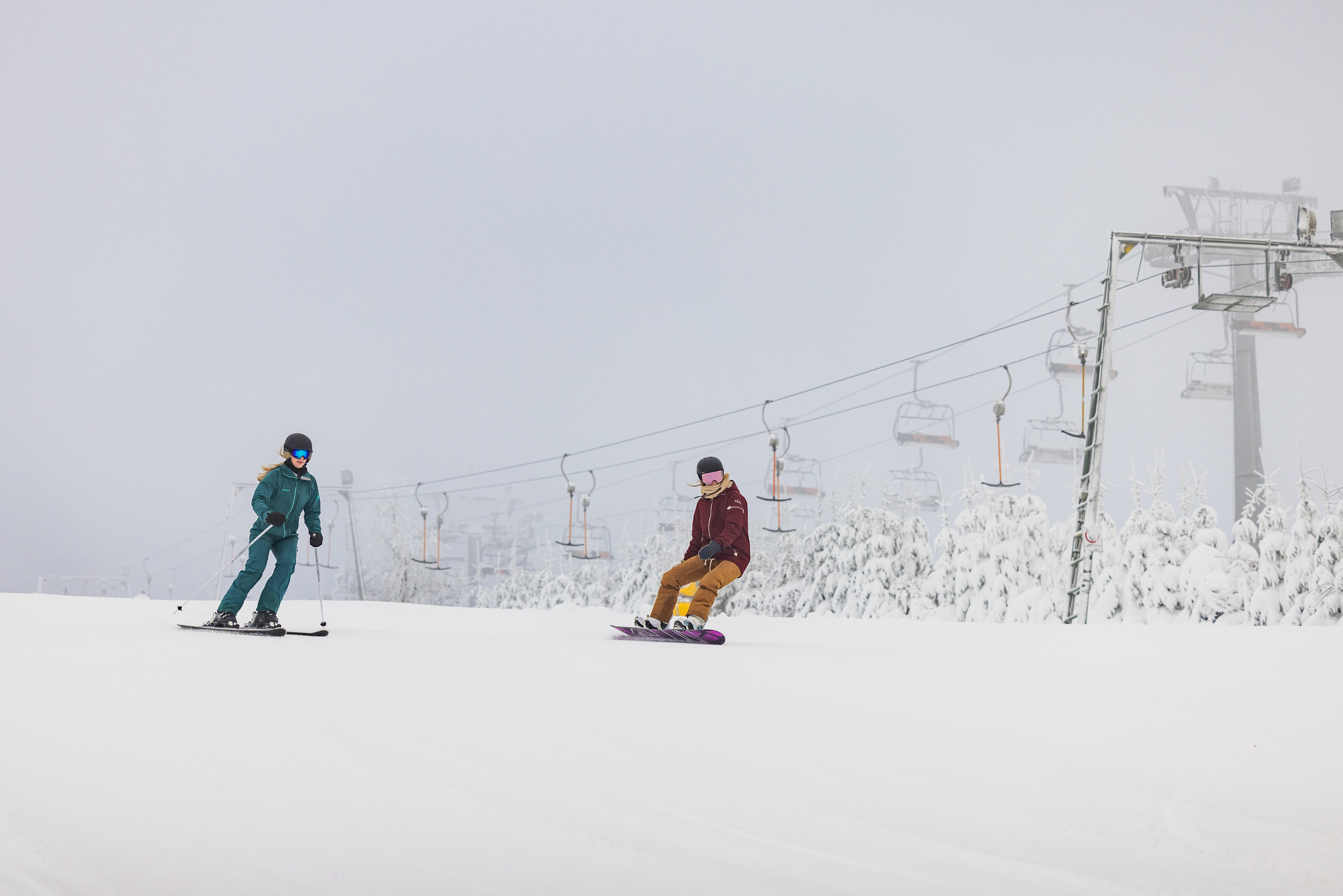 Ski- und Snowboardfahrer auf der Piste.