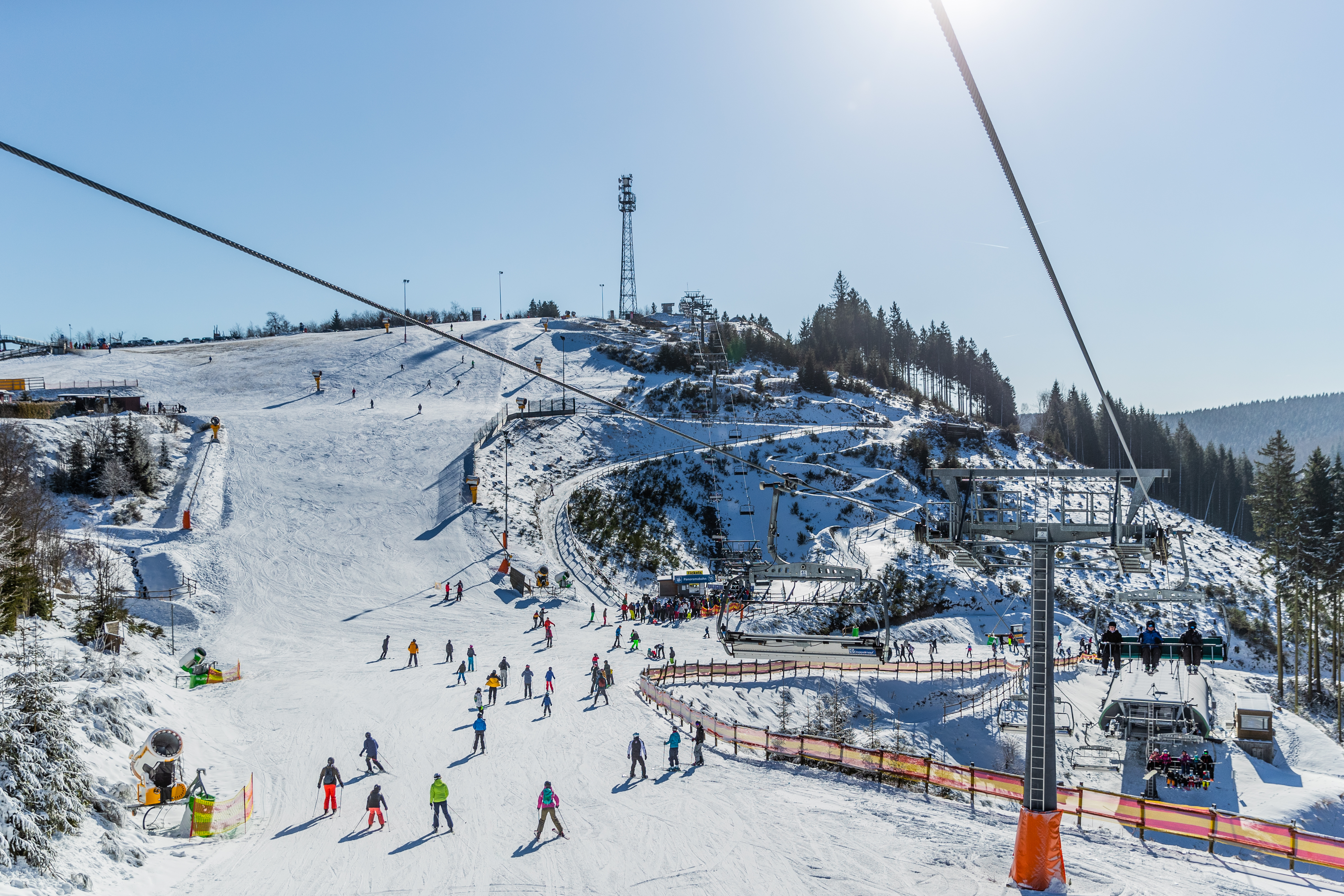 Eine Piste voller Skifahrer und Snowboarder.