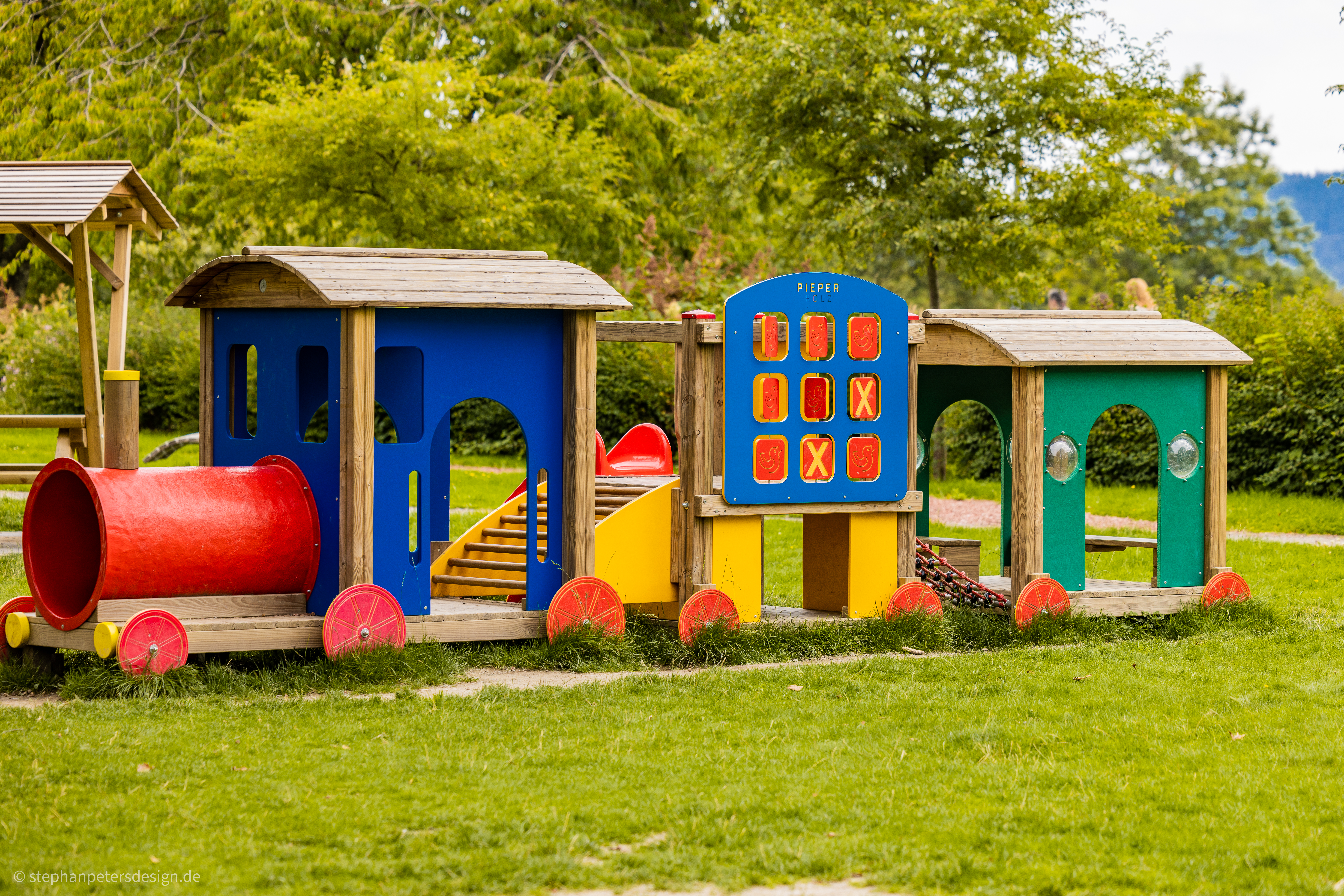 Spieleisenbahn zum klettern und rutschen.