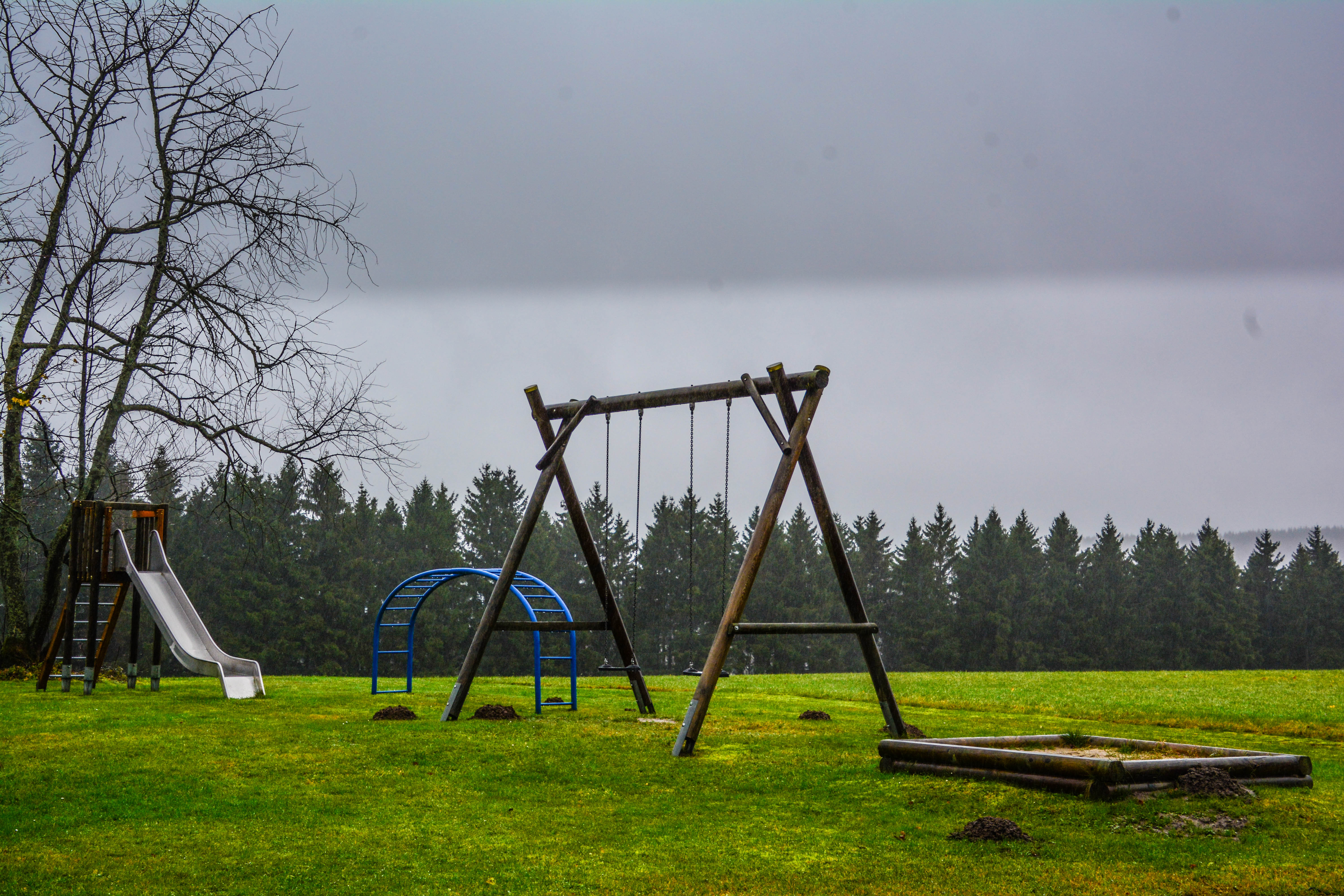 ferienwelt-Spielplatz mit Schaukel, Rutsche, Klettergerüst und Sandkasten.-mollseifen-spielplatz-grenzstra-e_herbst-5