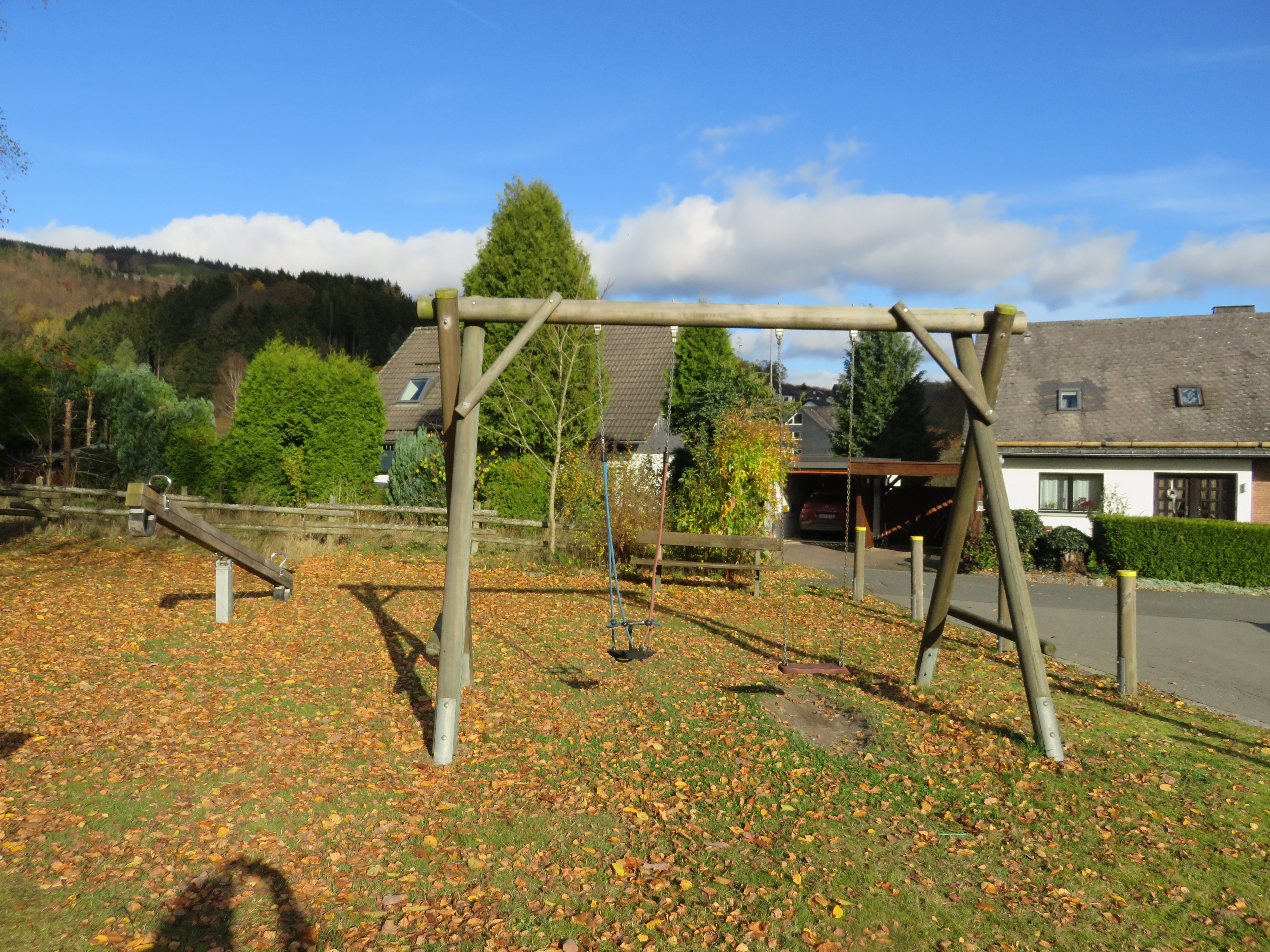 Spielplatz mit Schaukel und Wippe.