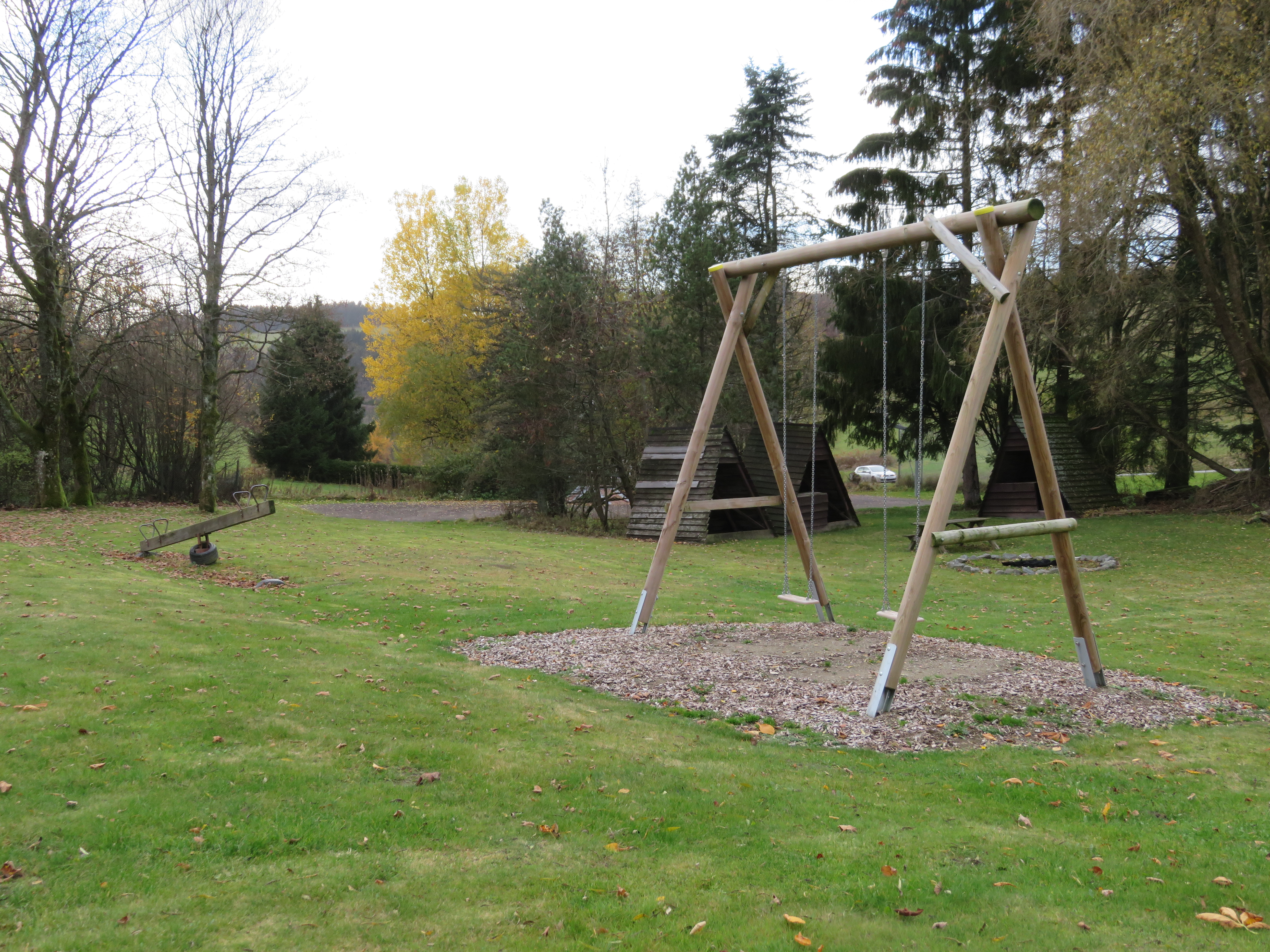 Spielplatz mit Schaukel und Wippe.