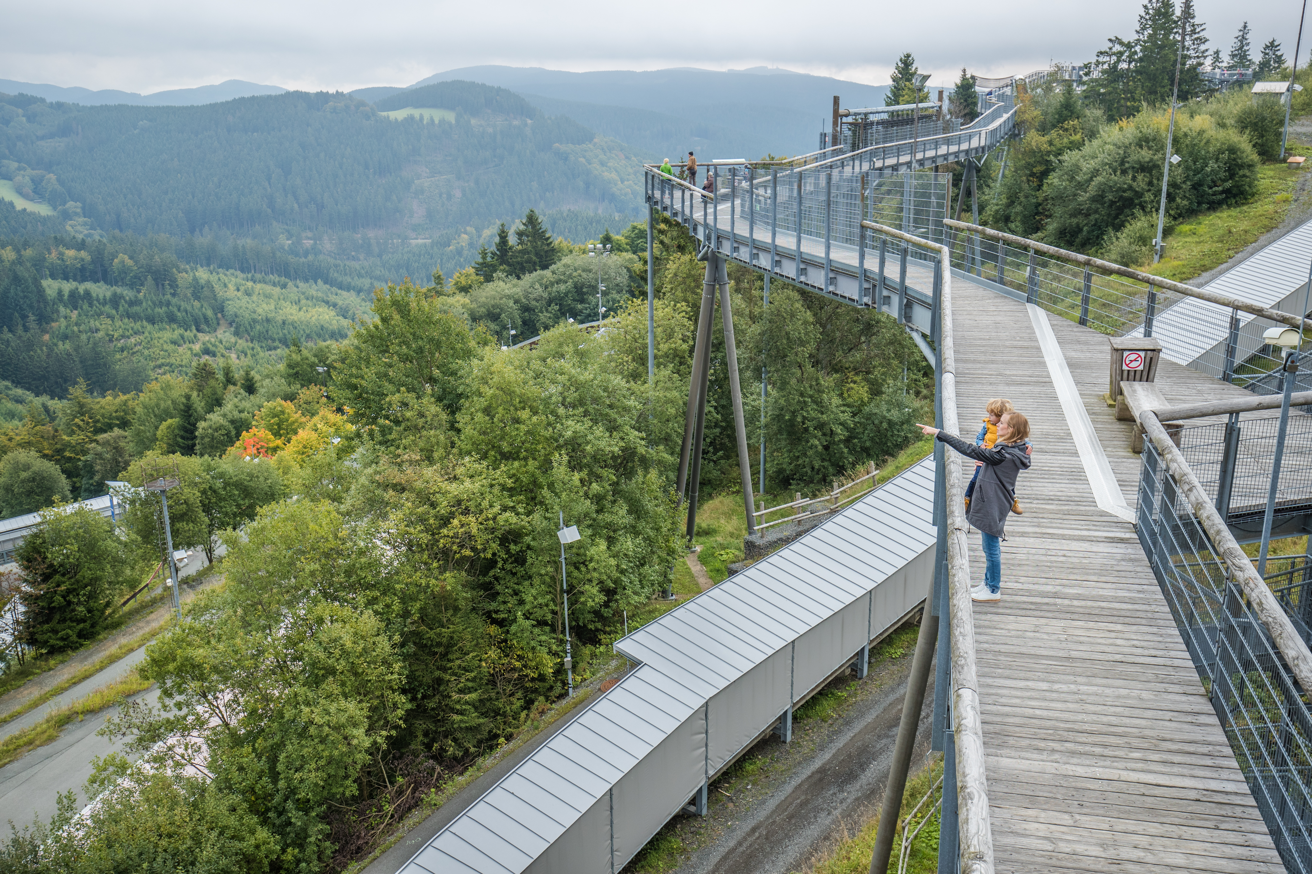 Panorama Erlebnisbrücke mit schöner Aussicht im Hintergrund. Panorama Erlebnisbrücke mit schöner Aussicht im Hintergrund.