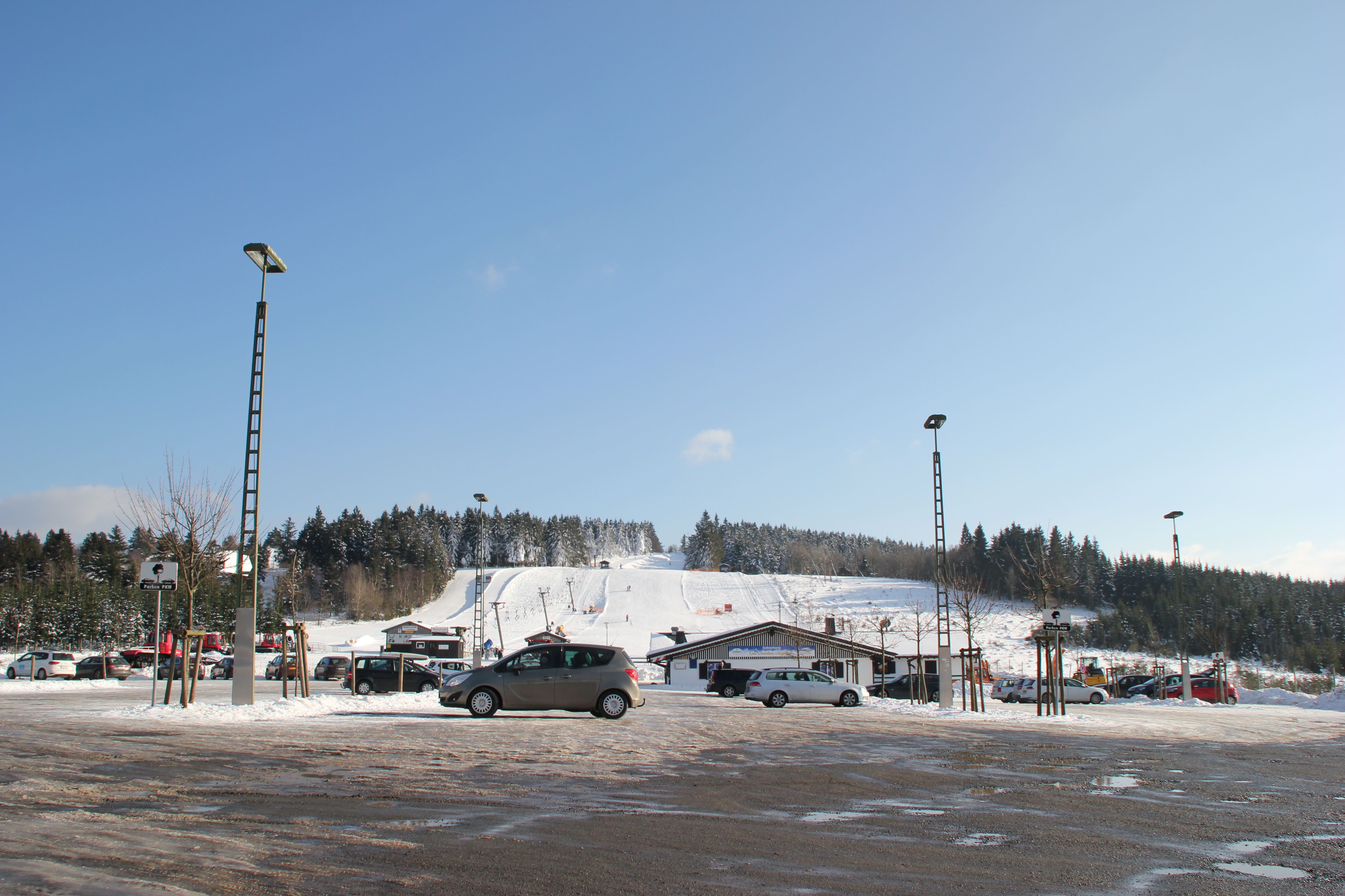 Der Parkplatz am Skilift Sahnehang mit der Skihütte.