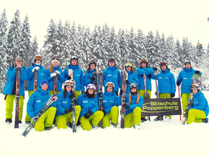 Gruppenfoto der Skilehrer der Skischule Poppenberg. Gruppenfoto der Skilehrer der Skischule Poppenberg.