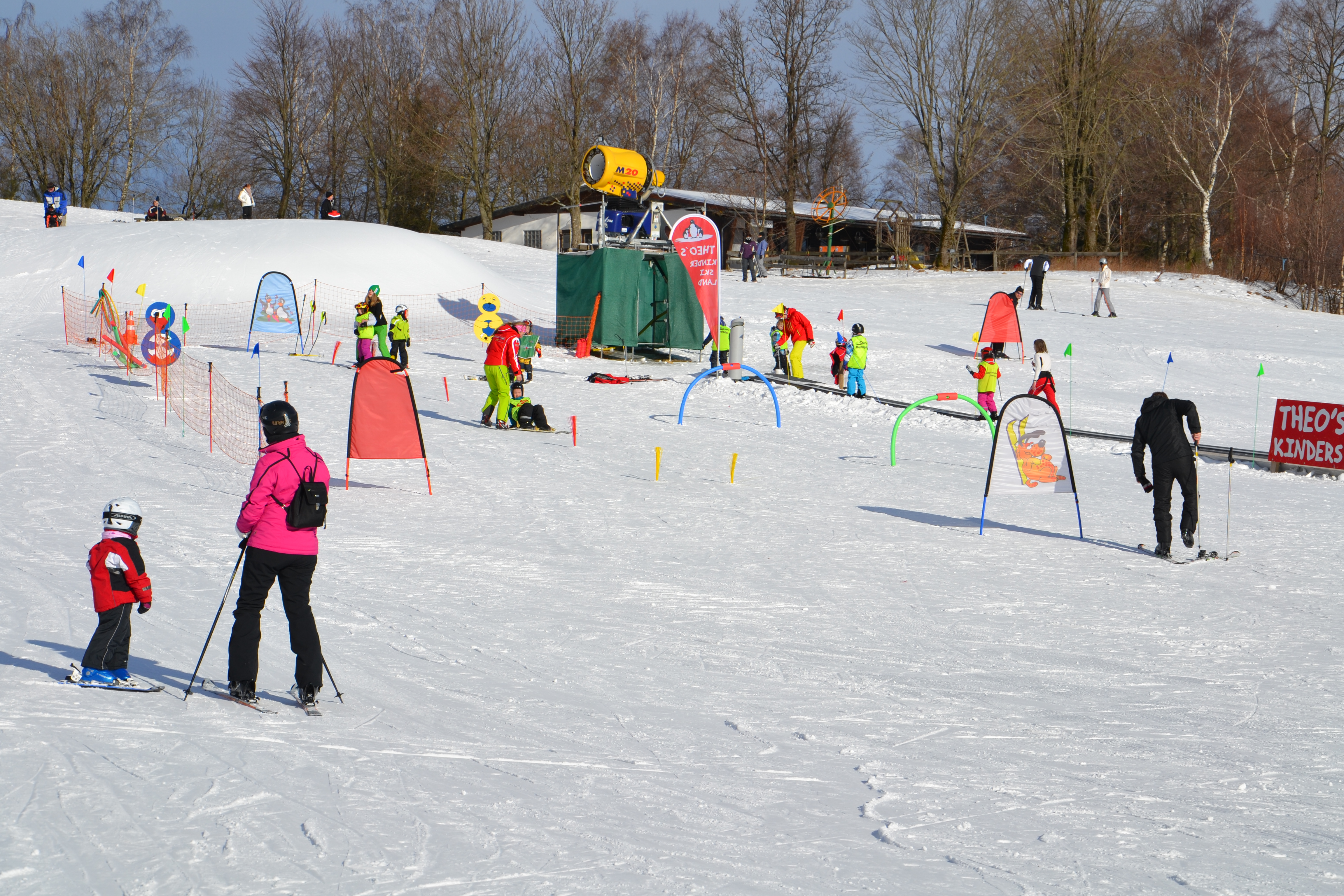 Übungsparcours für Kinder auf einem Skihang.