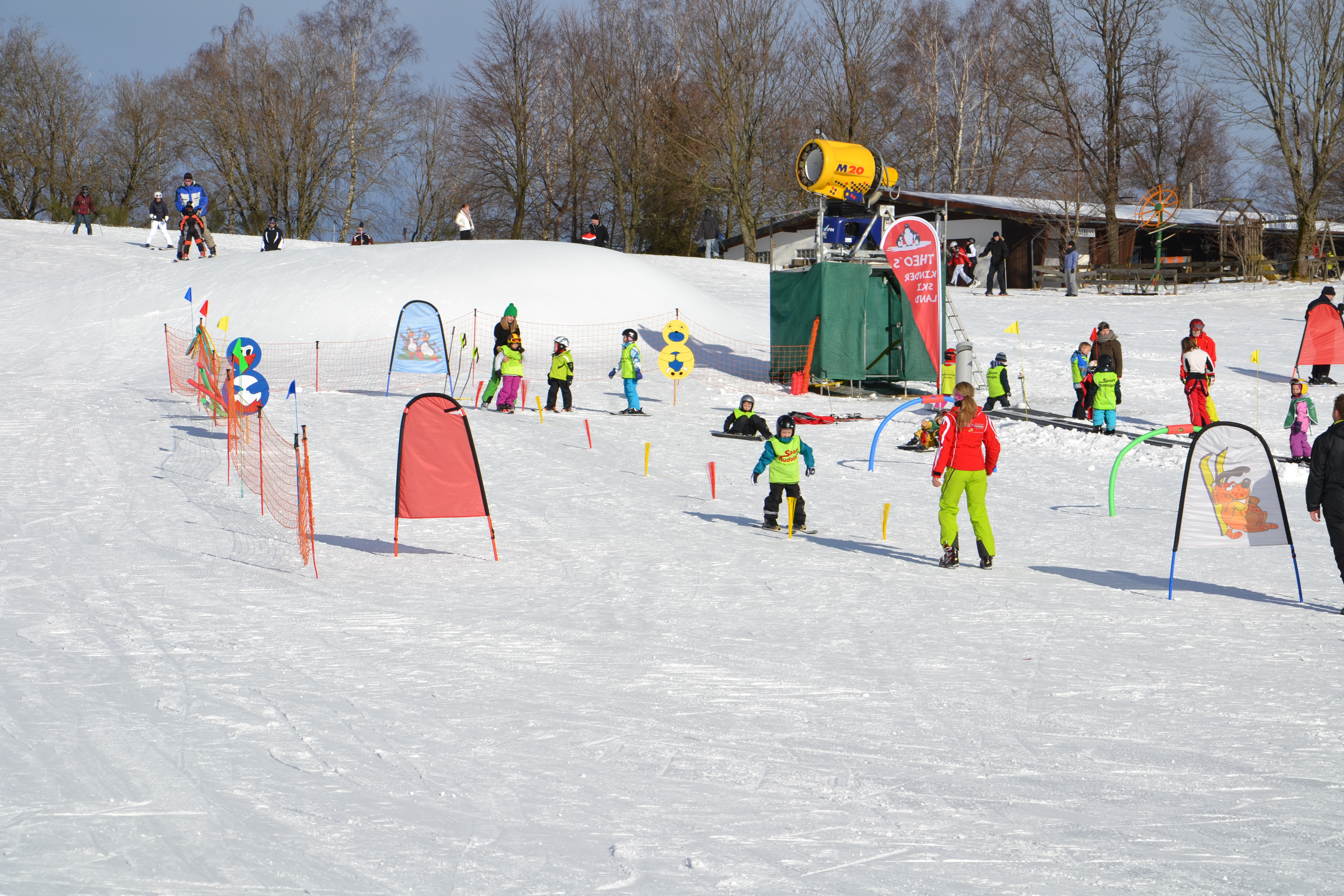 Übungsparcours für Kinder auf einem Skihang.