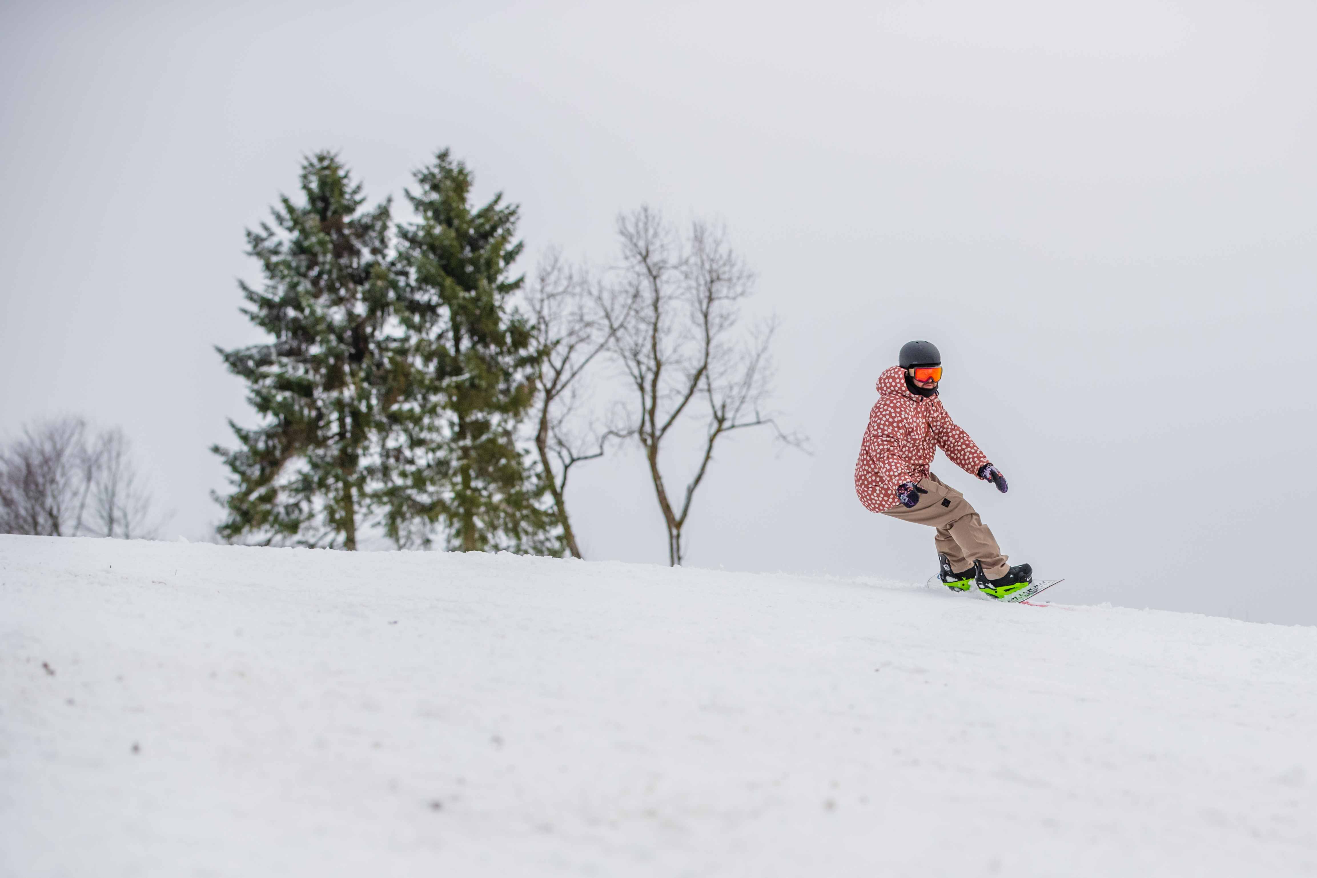 Ein Snowboardfahrer bei der Abfahrt.