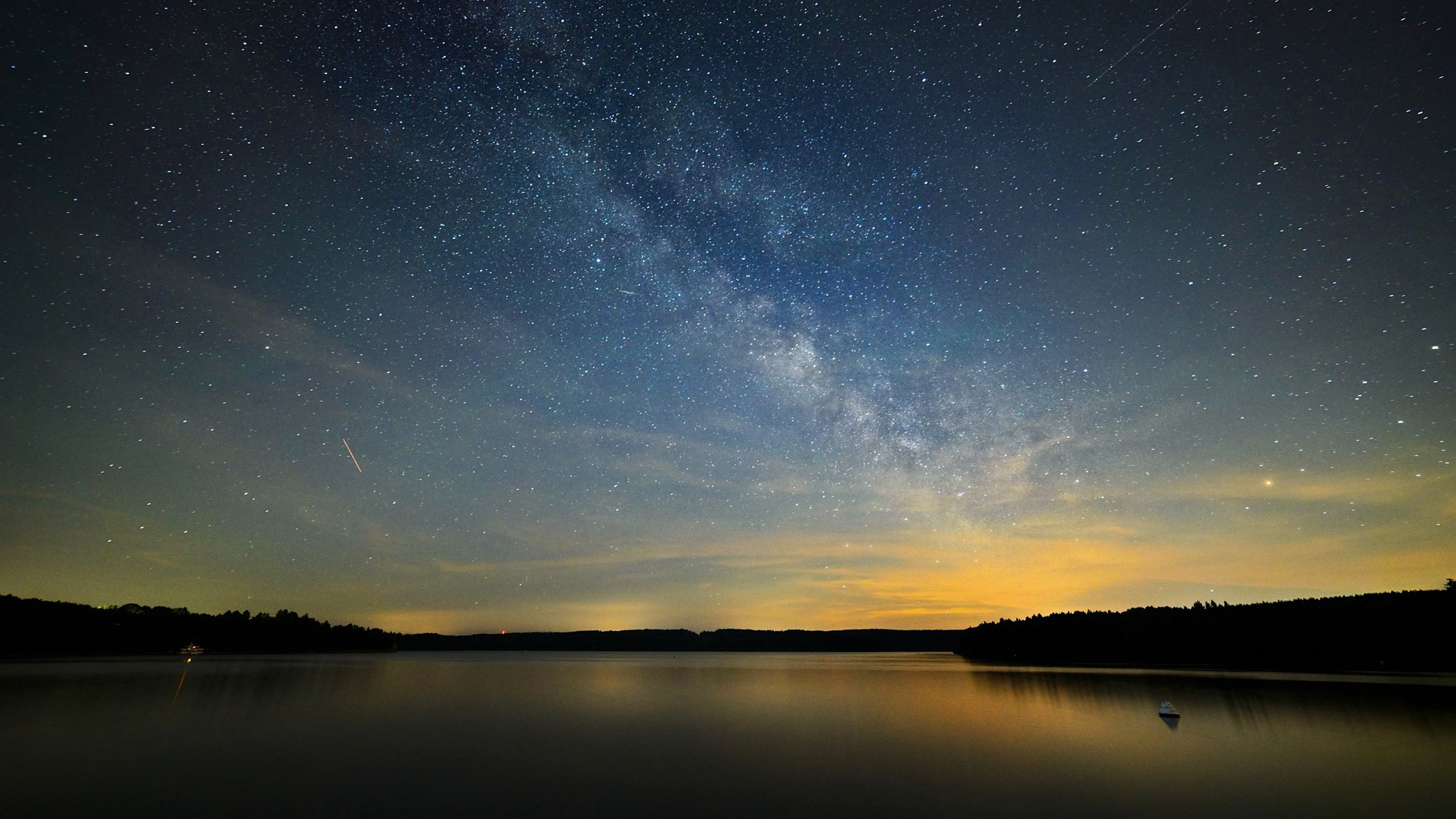 Ein See bei Sonnenuntergang.