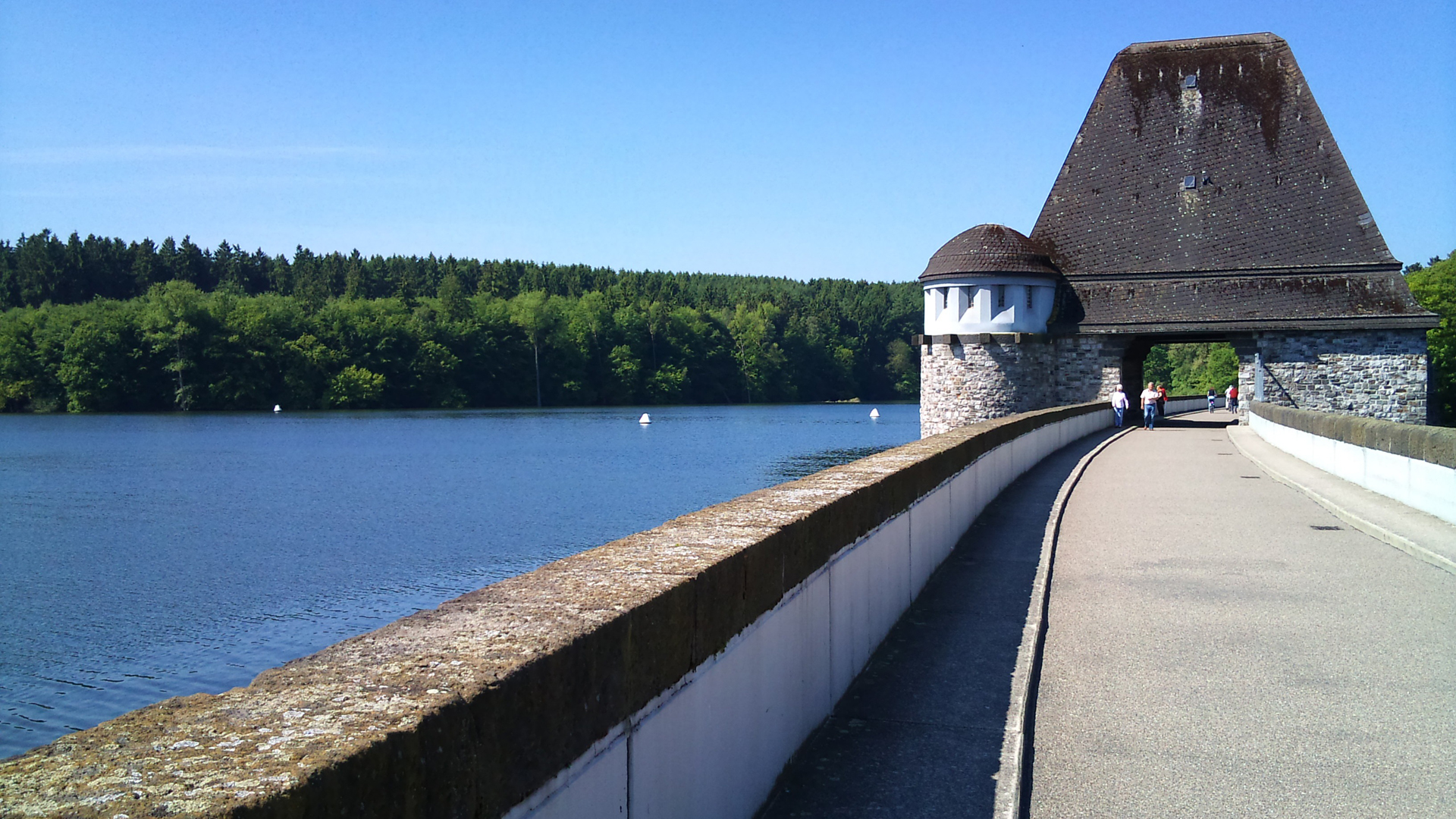 Die Staumauer mit Blick auf den See.