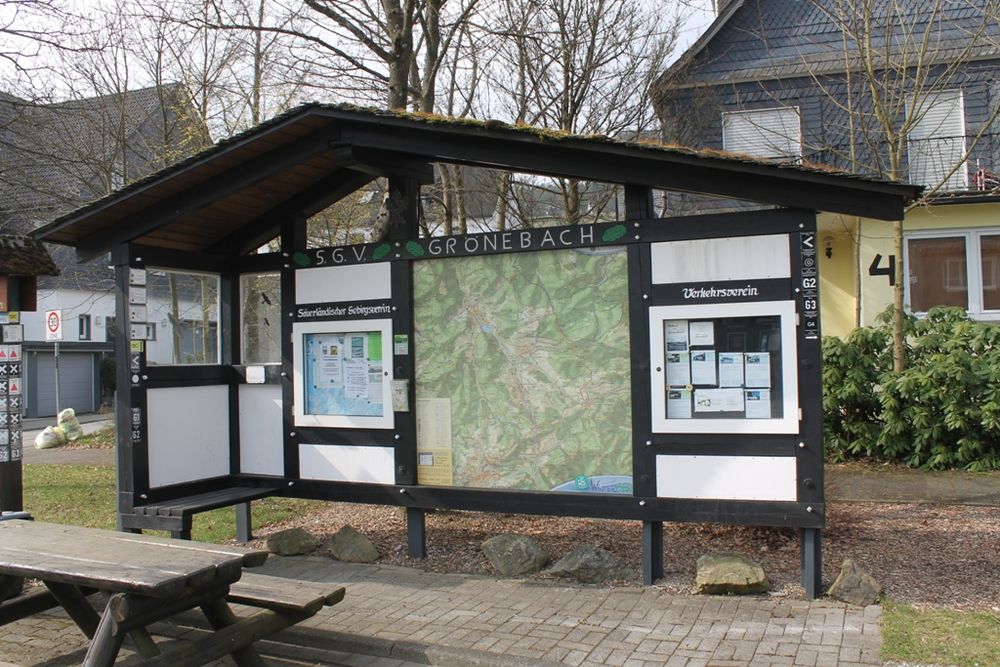 Eine Informationstafel mit einer Wanderkarte.