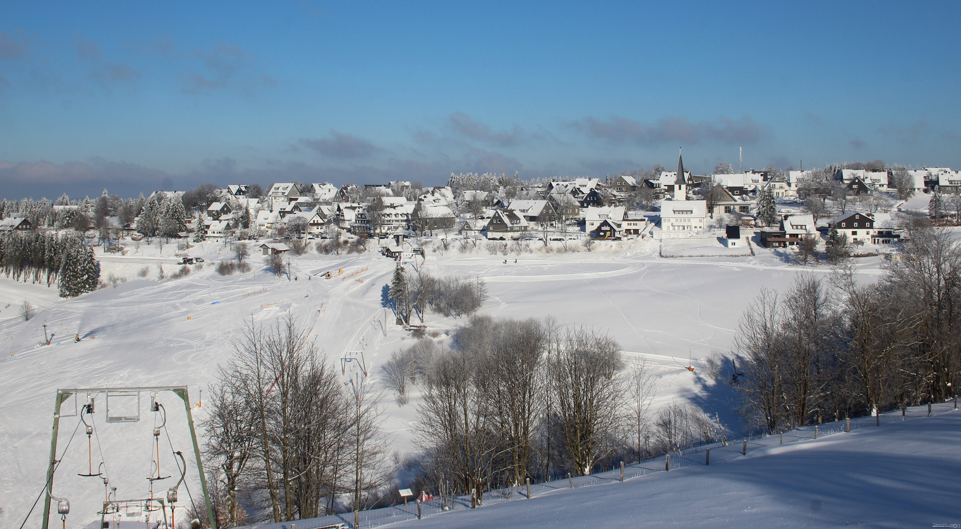 Blick vom Berg über den Skihang auf das Dorf Altastenberg.