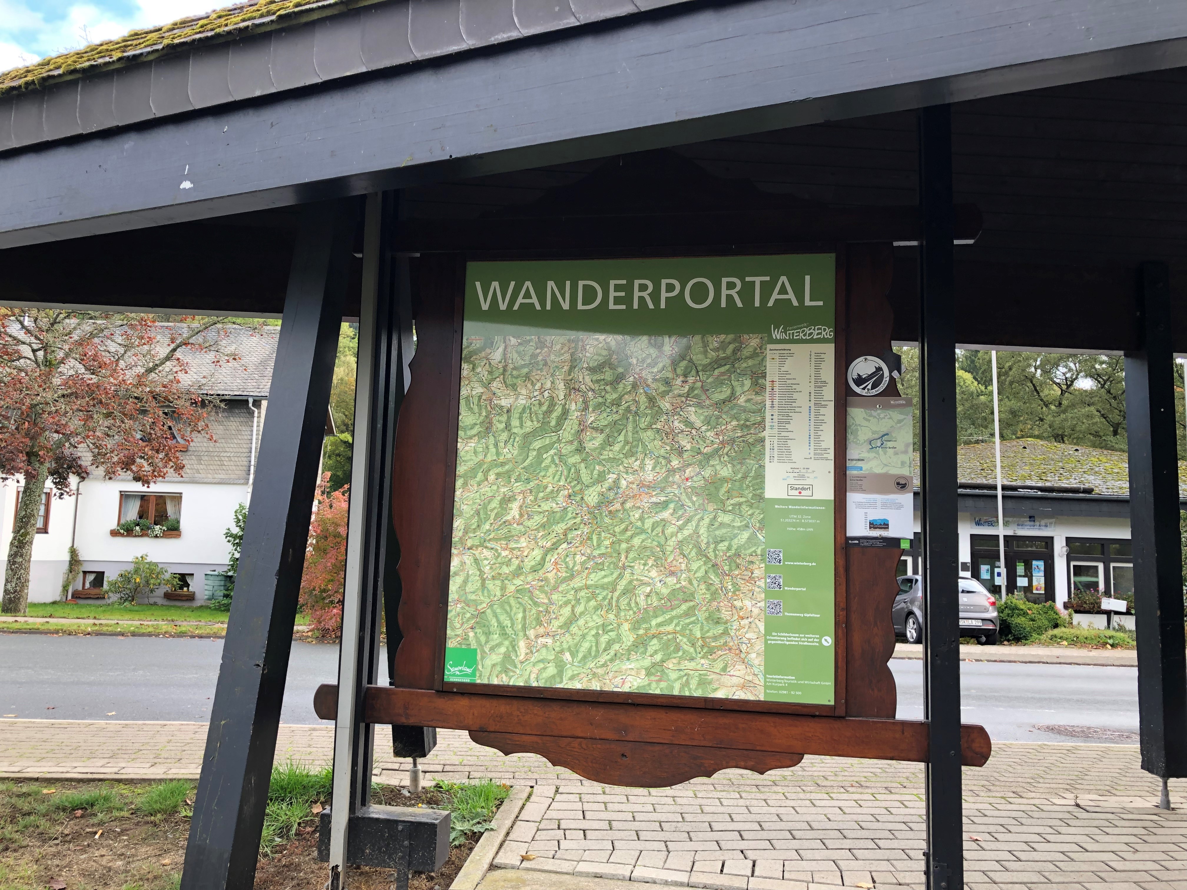 Informationstafel mit Wanderwegen.