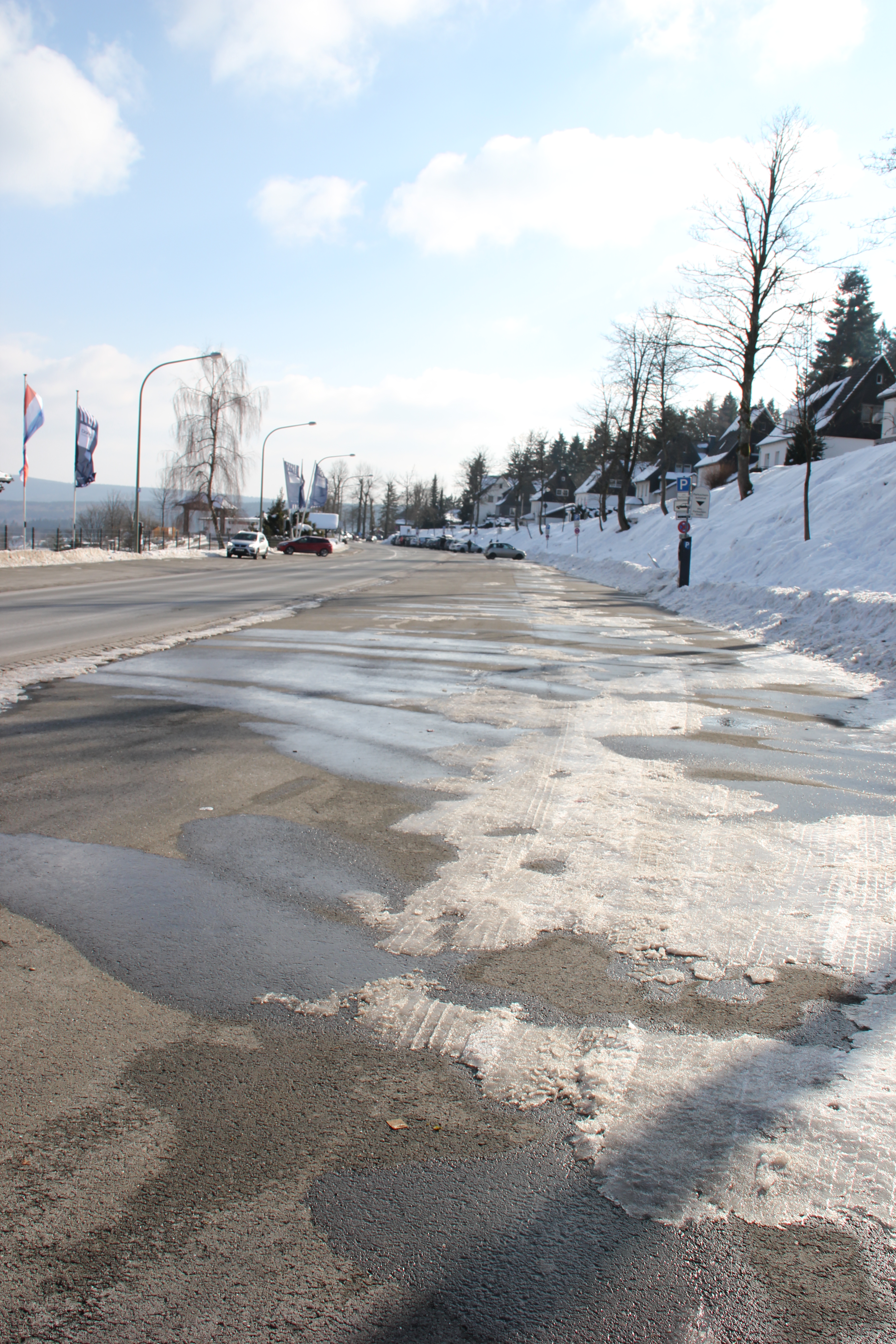 Ein Parkplatz neben einer Hauptverkehrsstraße im Winter.