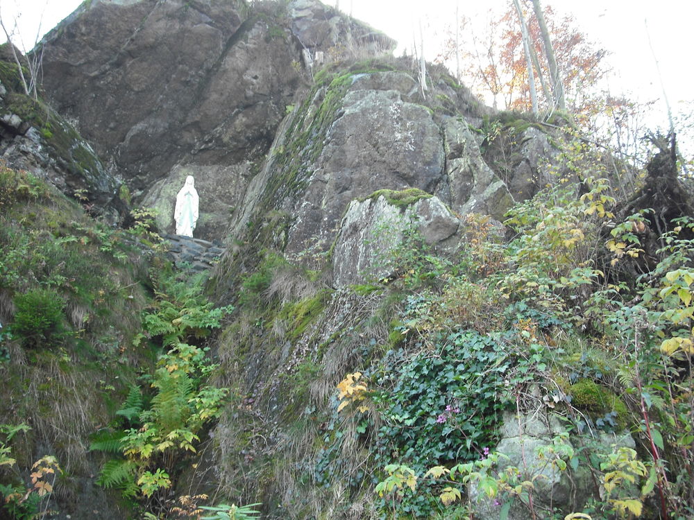 Klippenähnliches Steingebilde, teilweise grün bewachsen. Klippenähnliches Steingebilde, teilweise grün bewachsen.