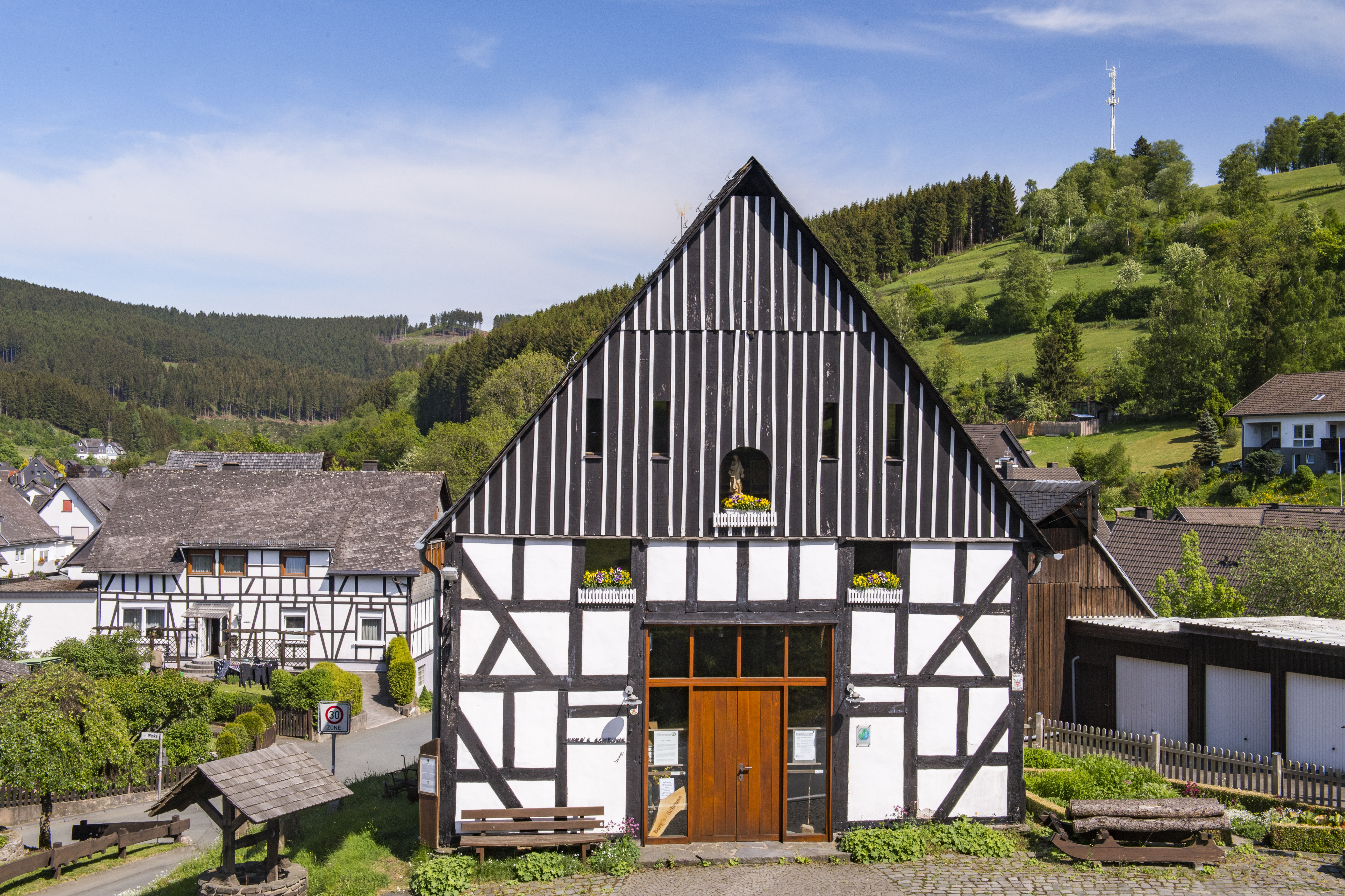Außenansicht von Borgs Scheune, einem alten Fachwerkgebäude.