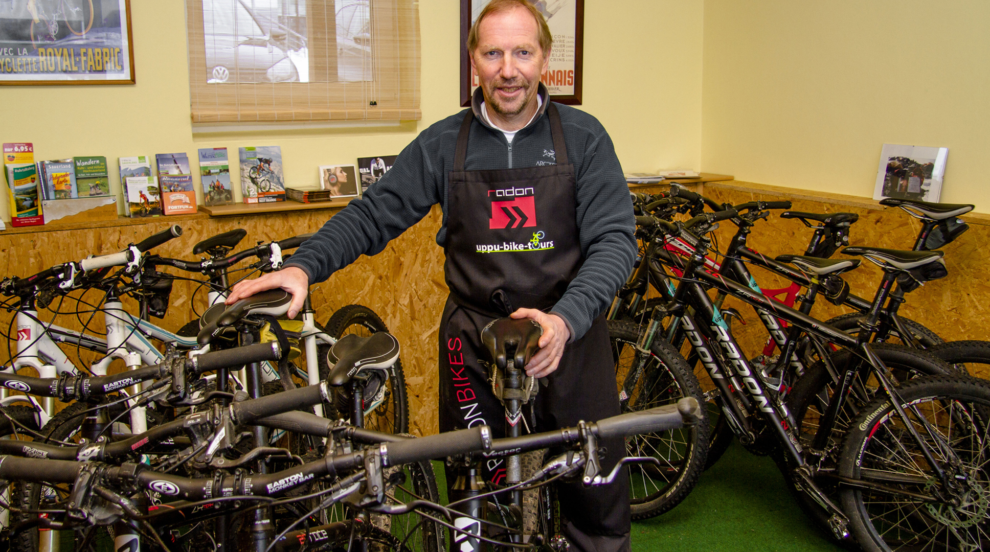 Ein Mann mit einigem Fahrrädern im Bikeverleih.