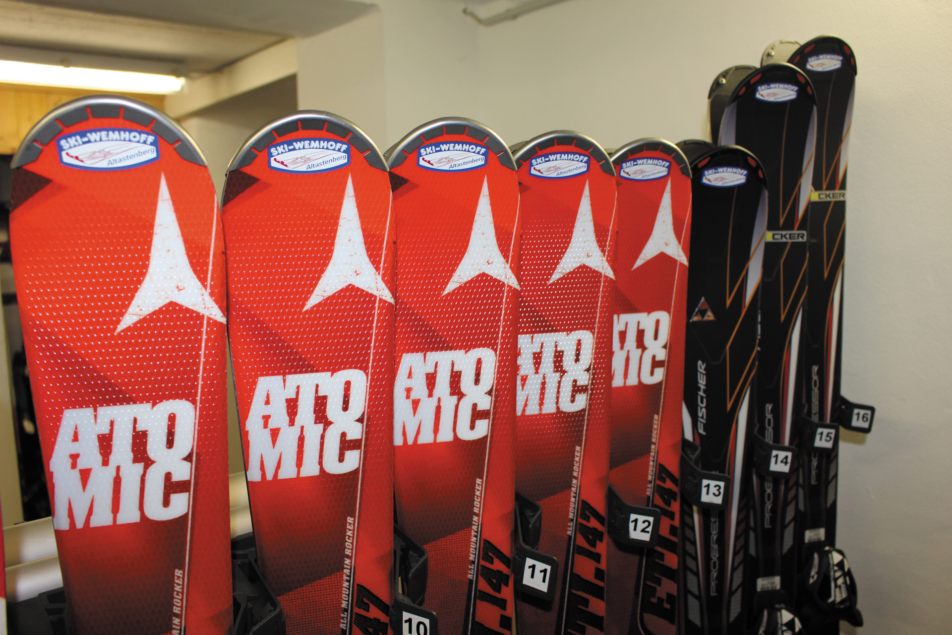 Skier in verschiedener Länge.