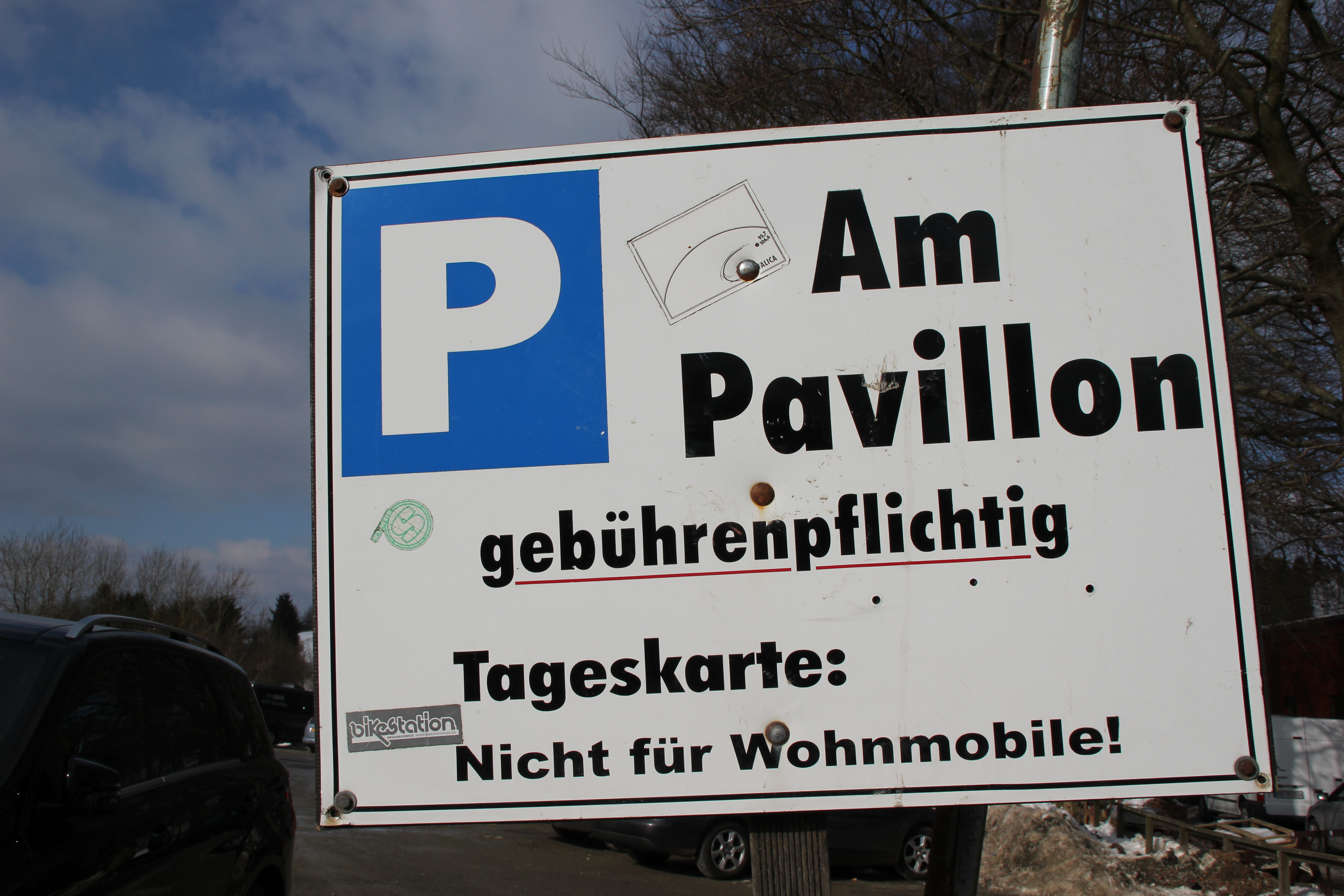 Parkplatzschild mit der Aufschrift P am Pavillon, gebührenpflichtig.