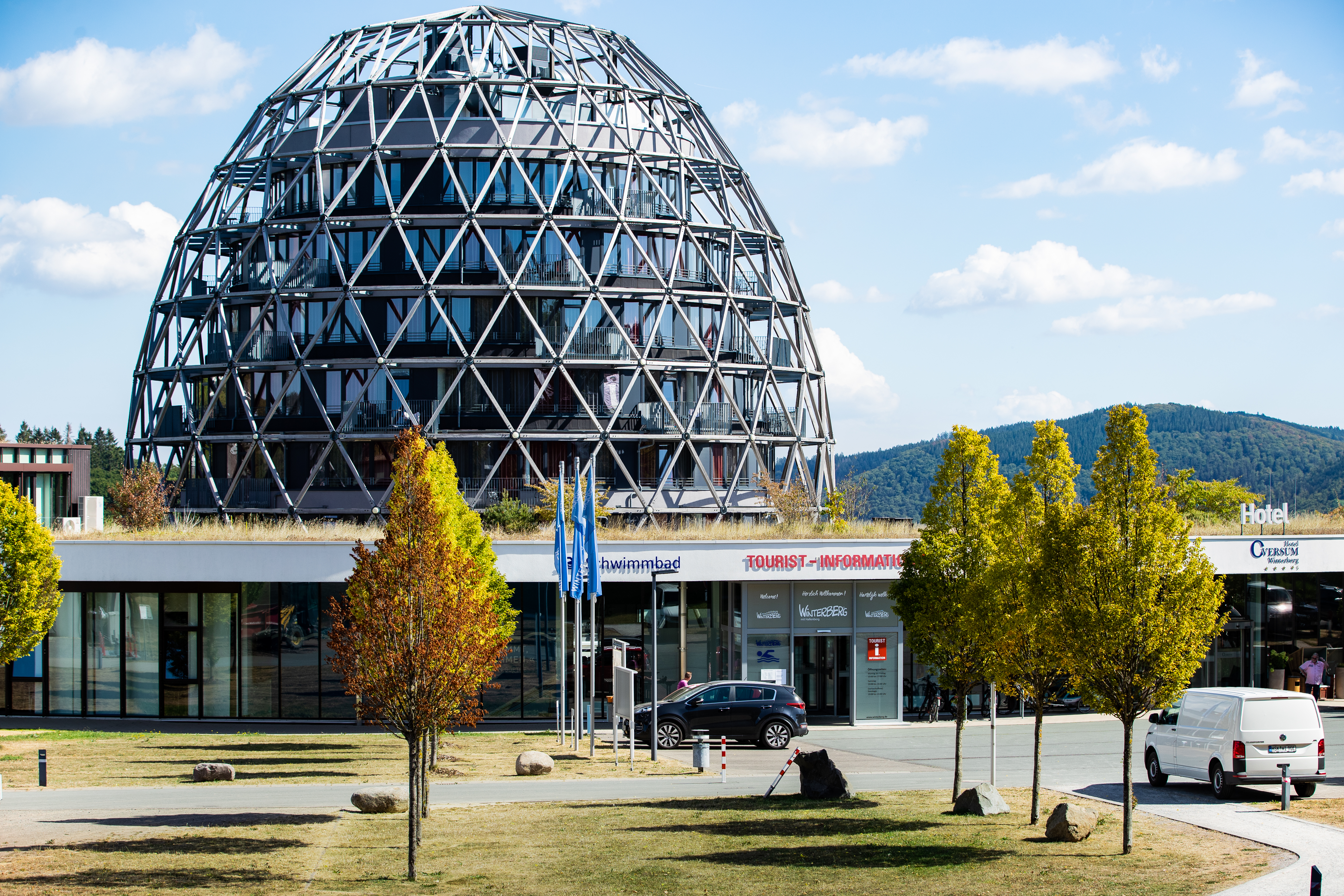 Außenansicht des Hotels Oversum mit der Tourist Information im Erdgeschoss.
