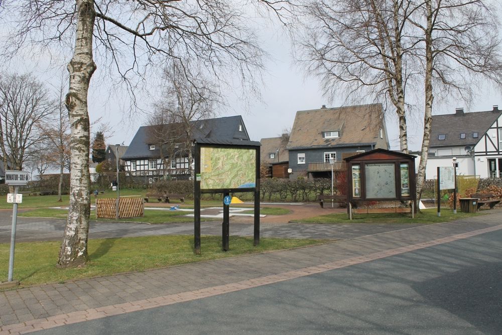 Informationstafel mit Wanderkarte.