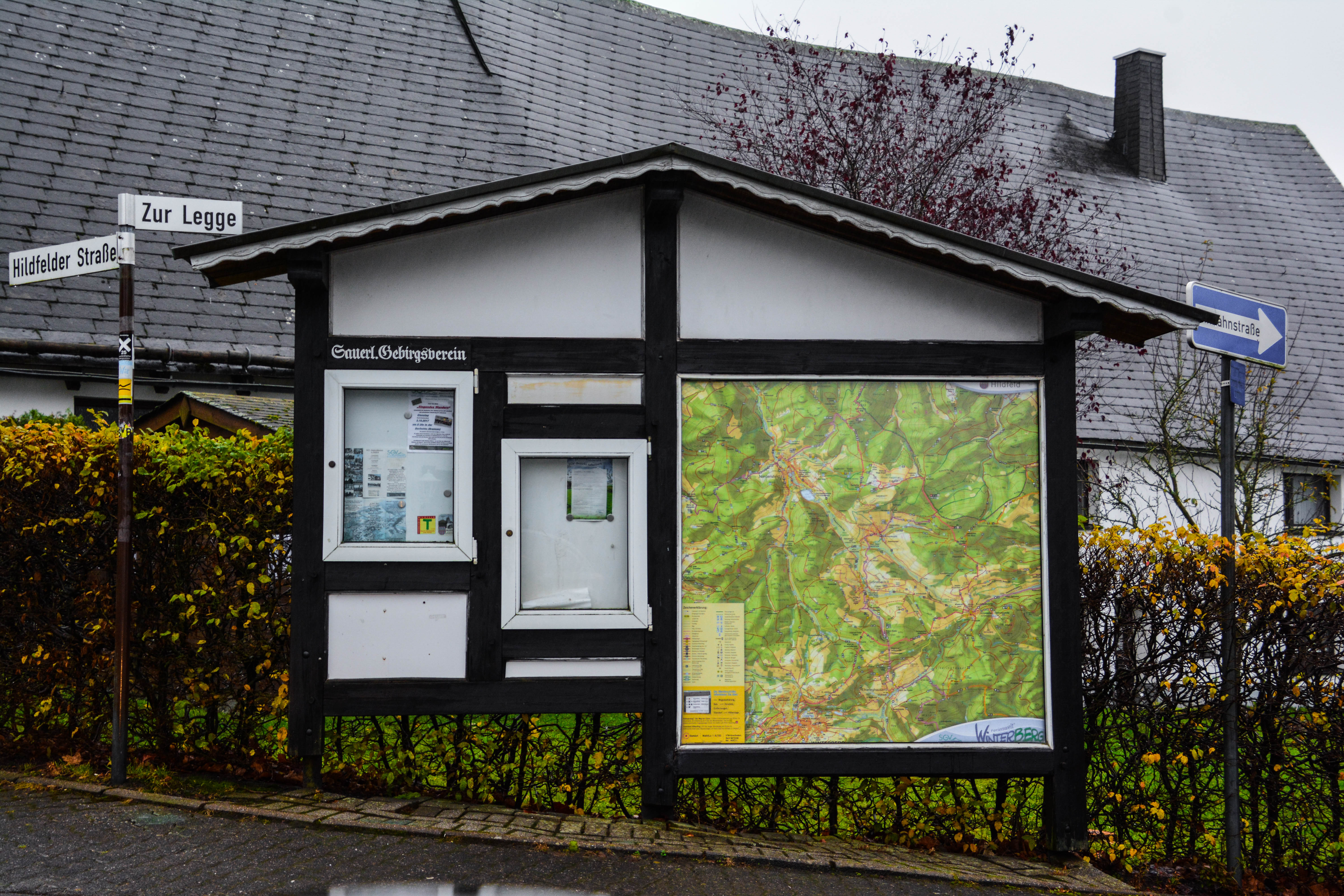 Informationstafel mit Wanderkarte.