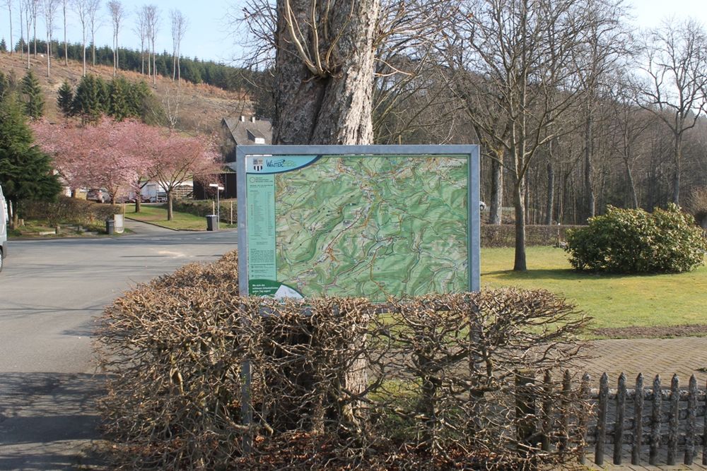 Informationstafel mit Wanderkarte.