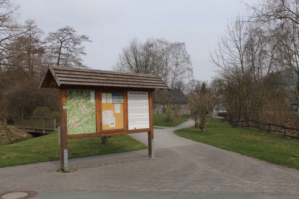 Informationstafel mit Wanderkarte.