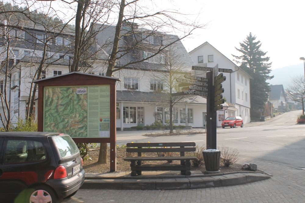 Informationstafel mit Wanderkarte.