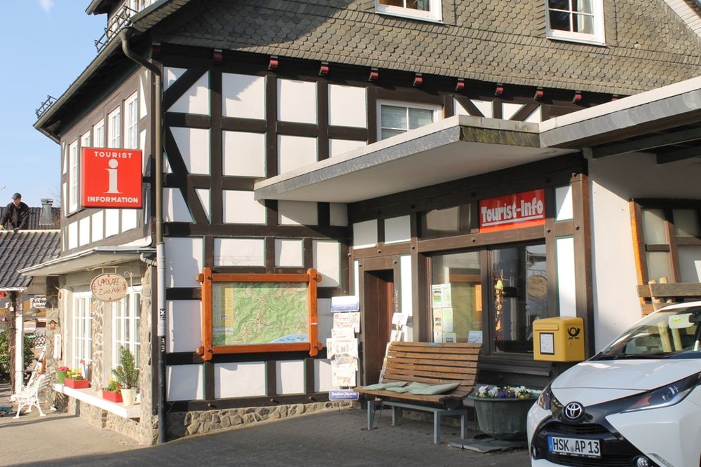 Eine Informationstafel mit einer Wanderkarte vor der Tourist Information in Neuastenberg.