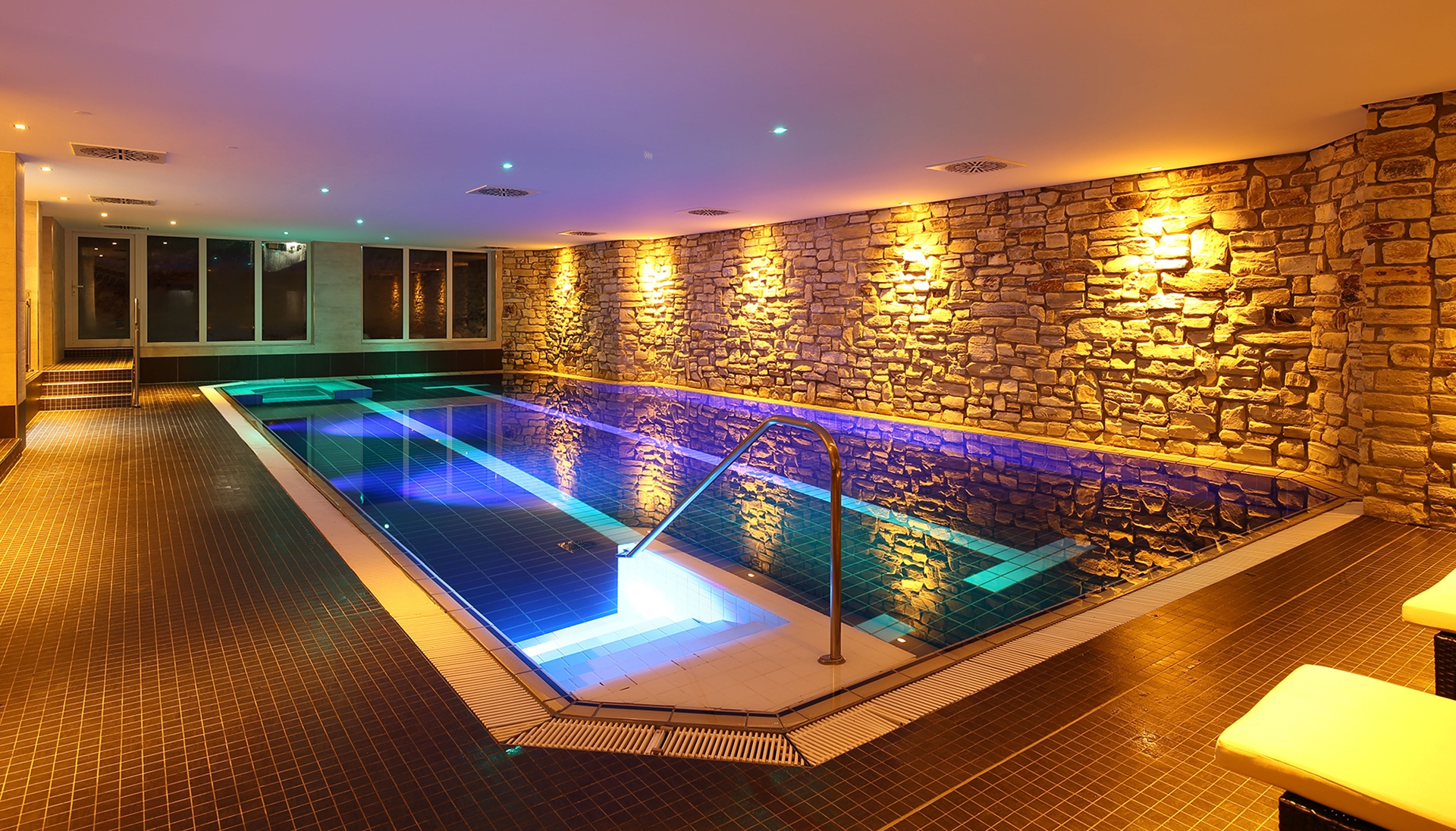 Hallenbad mit gedimmter Beleuchtung.