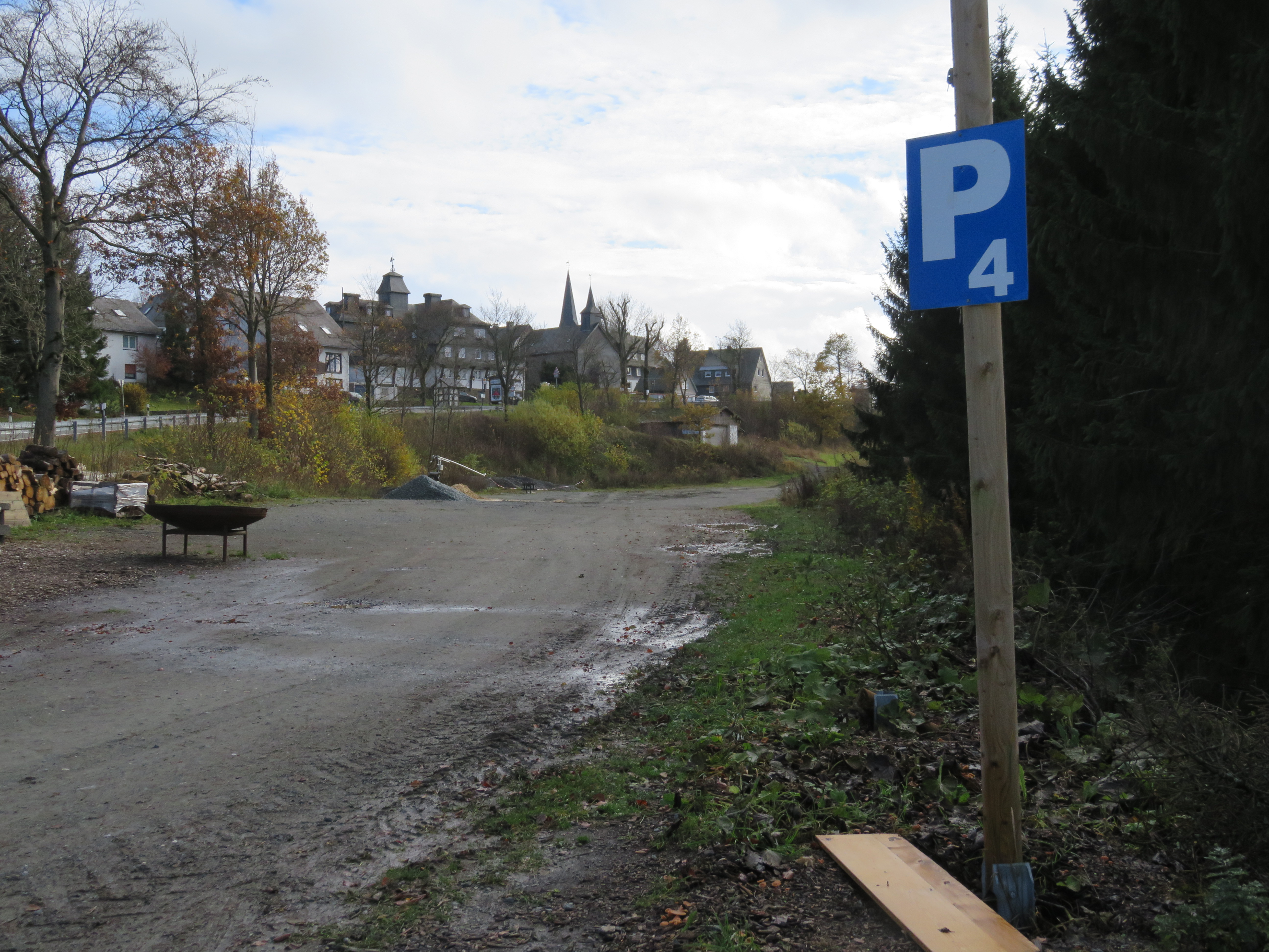 Parkplatz an einem Waldweg mit blauem Parkplatzschild mit der Aufschrift P4.