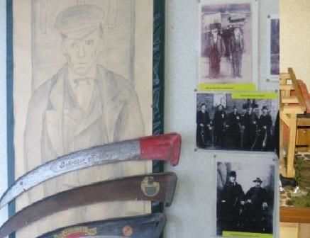 Ältere Zeichnungen und alte Bilder in einer Ausstellung.