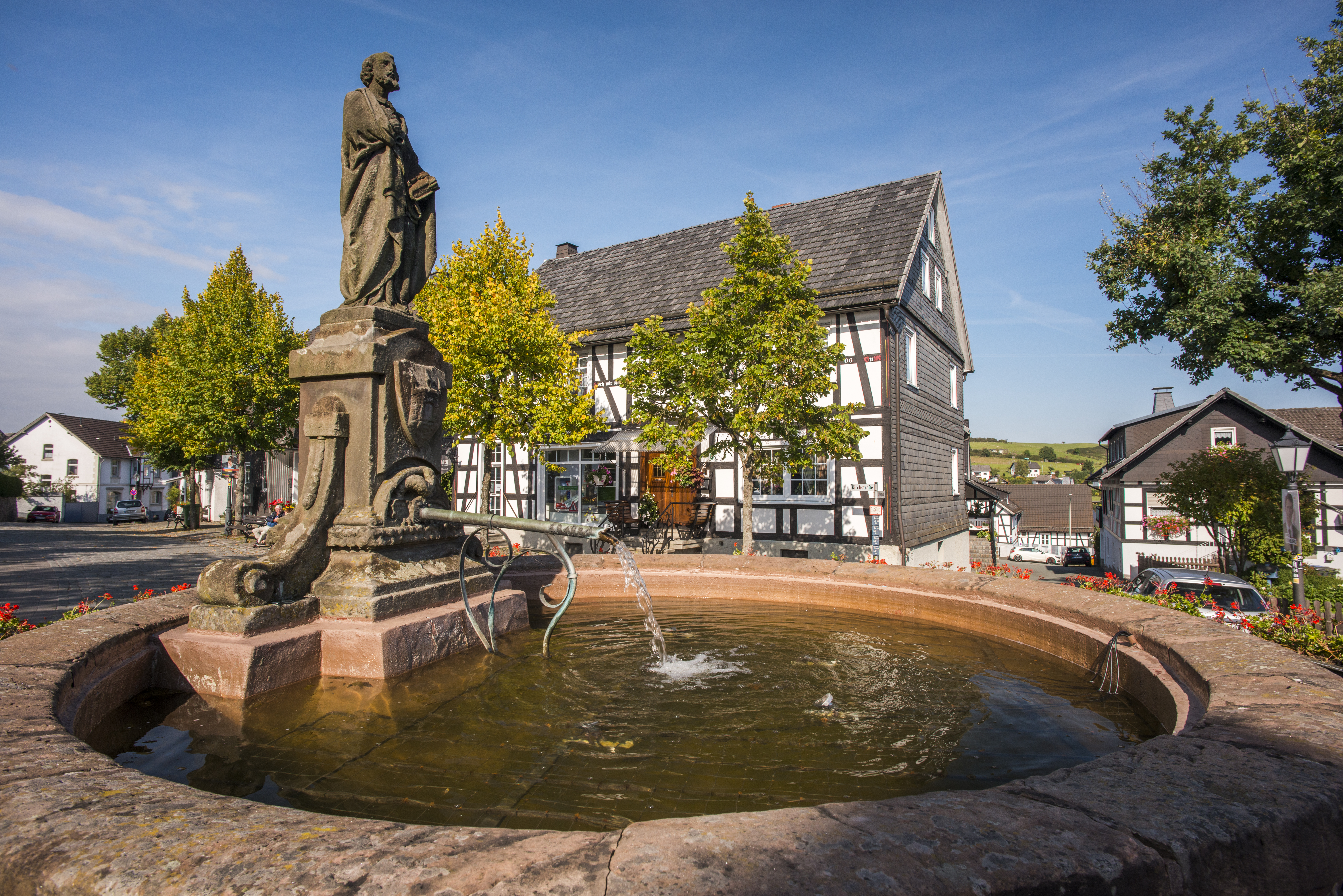 Brunnen umgeben von Fachwerkhäusern. Brunnen umgeben von Fachwerkhäusern.
