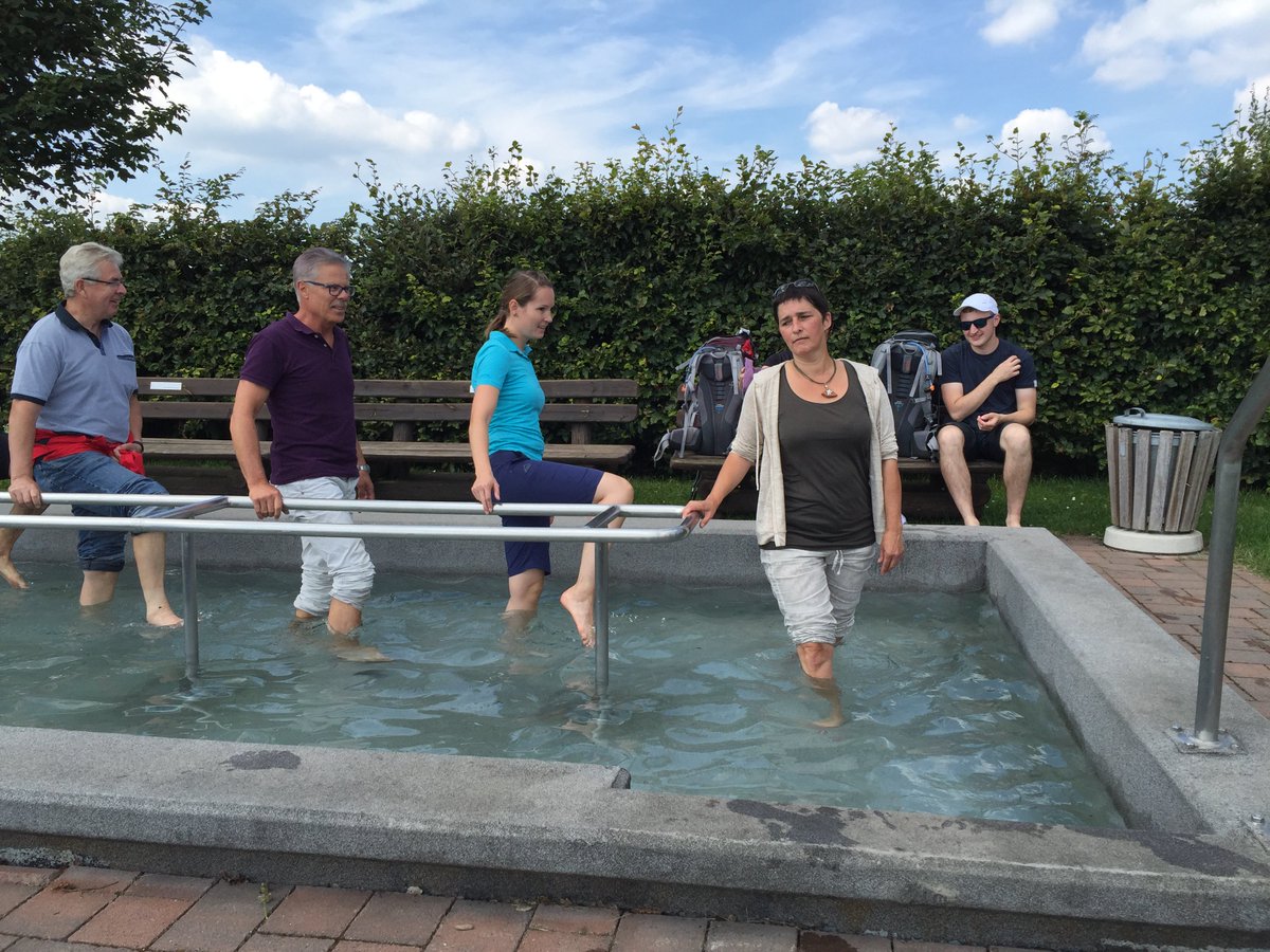 Einige Personen beim Wassertreten im Tertbecken.