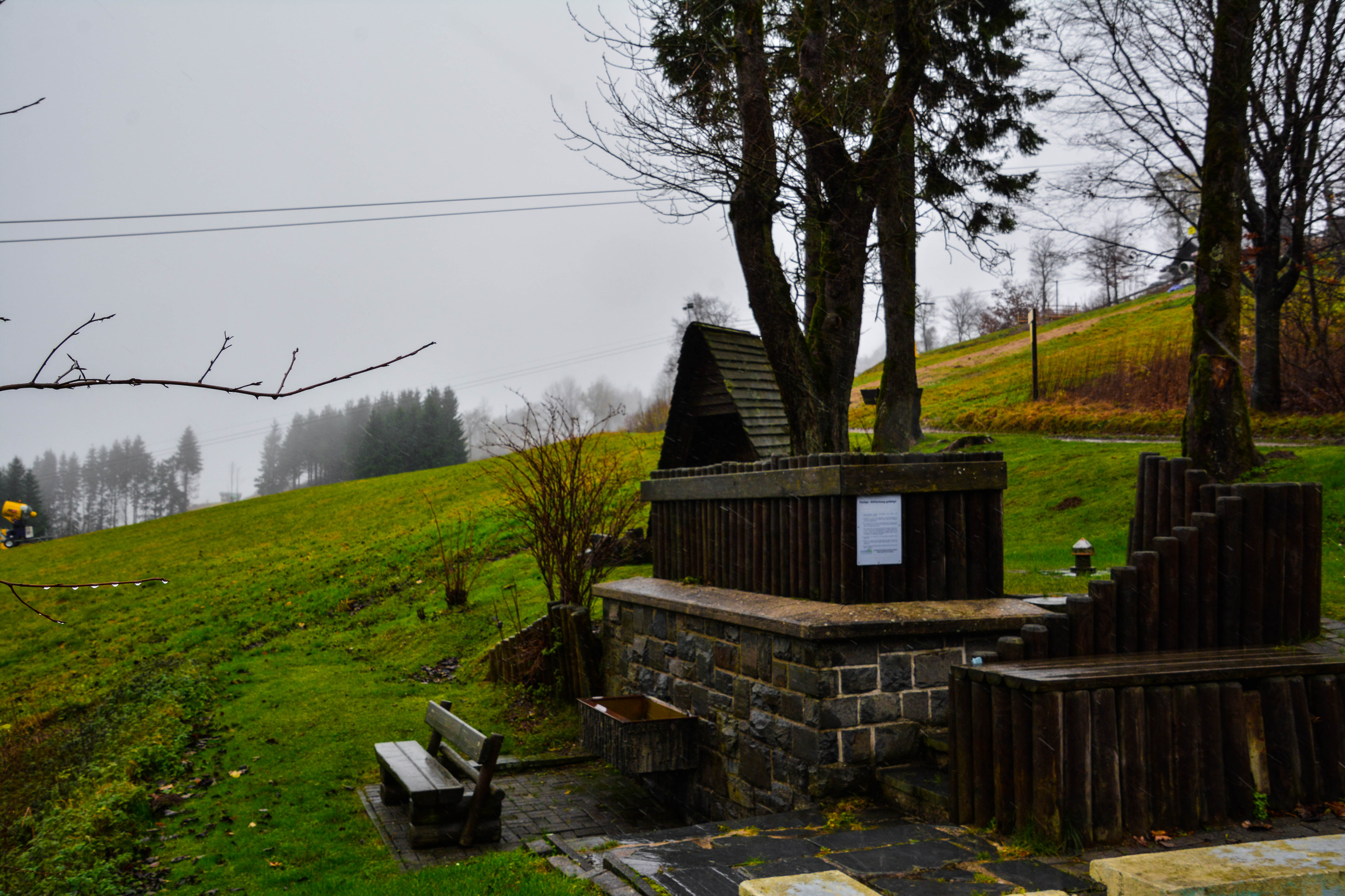 Tretbeckenanlage umgeben von Wiesen und Bäumen.