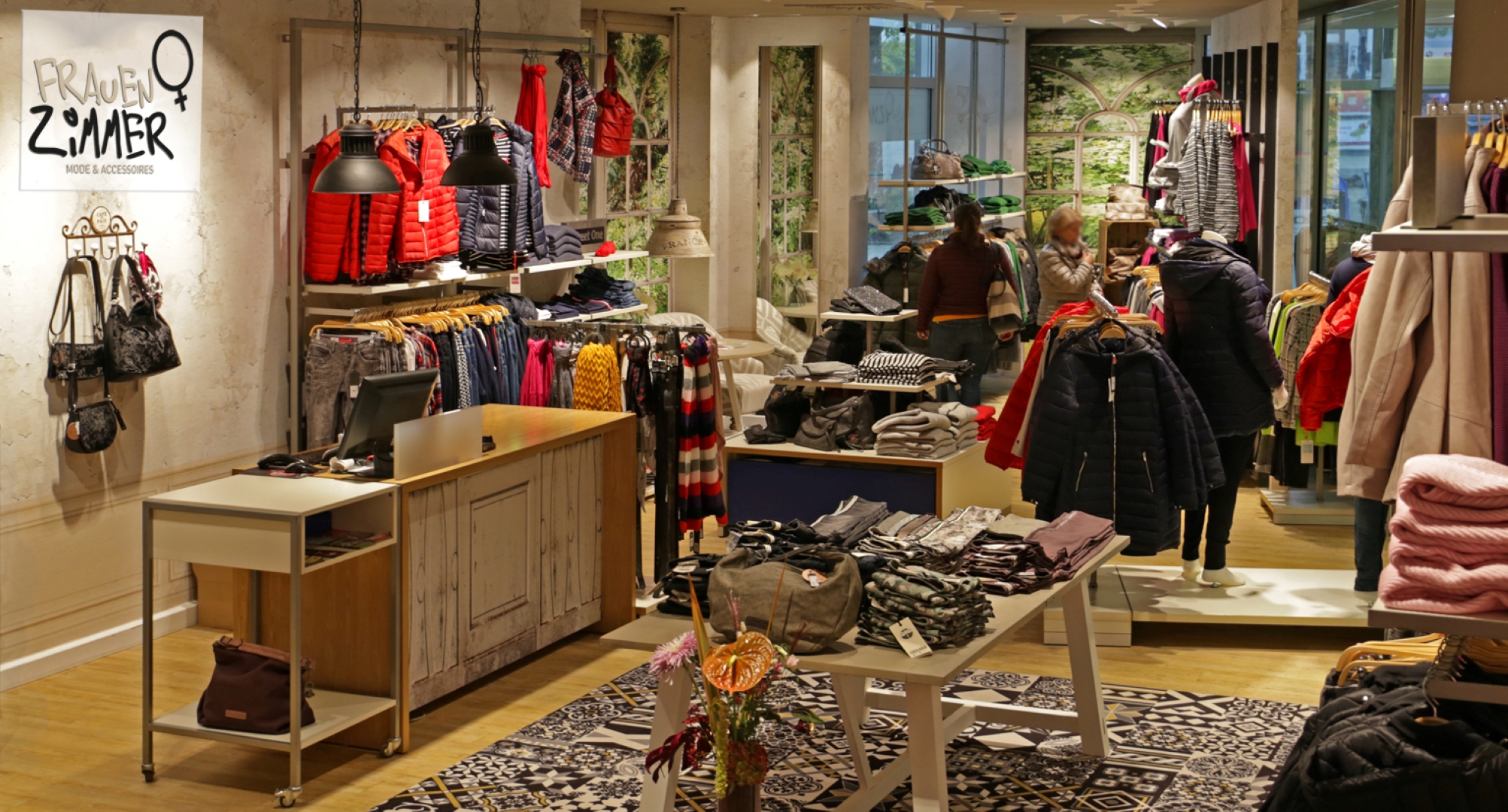 Verkaufsraum mit Verkaufsartikeln des Geschäftes Frauenzimmer. Verkaufsraum mit Verkaufsartikeln des Geschäftes Frauenzimmer.