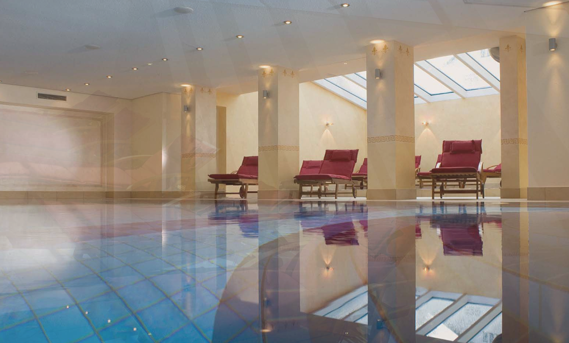 Hallenbad mit Liegemöglichkeiten.