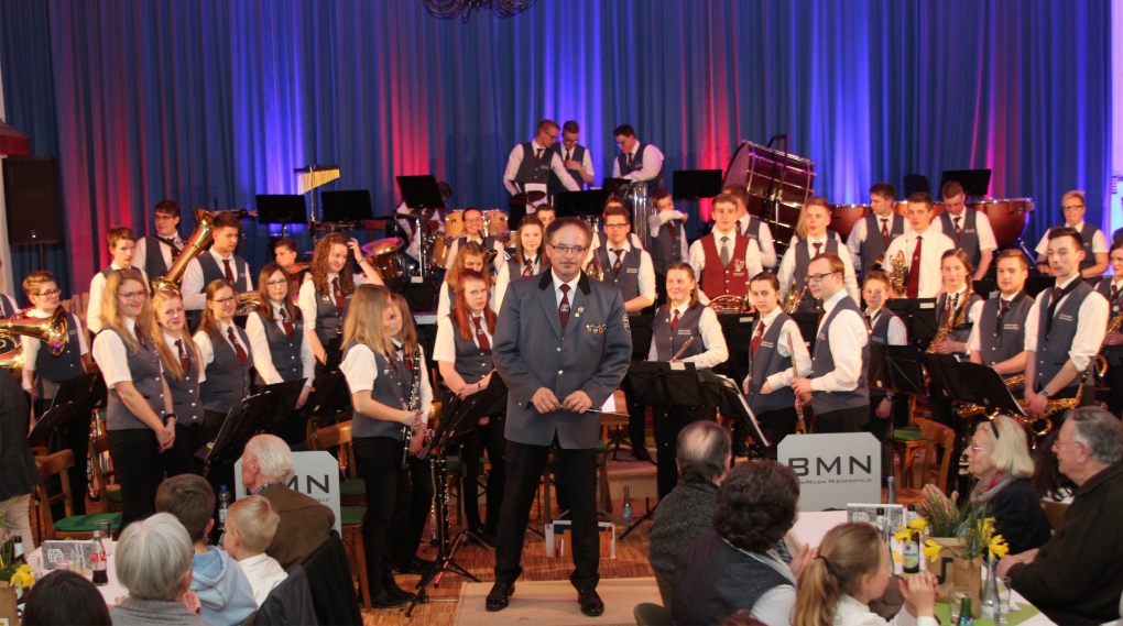 Gruppenfoto der Blasmusik Niedersfeld bei einem Auftritt.