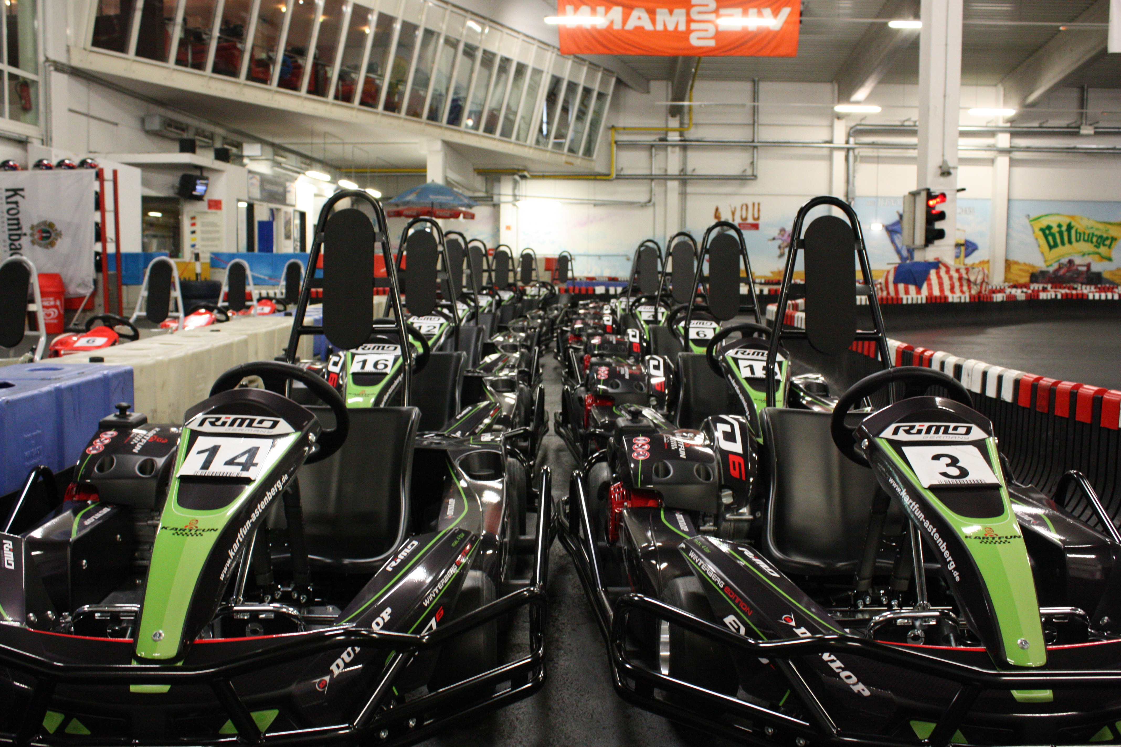 Zwei Reihen von Karts, die nebeneinander geparkt sind.