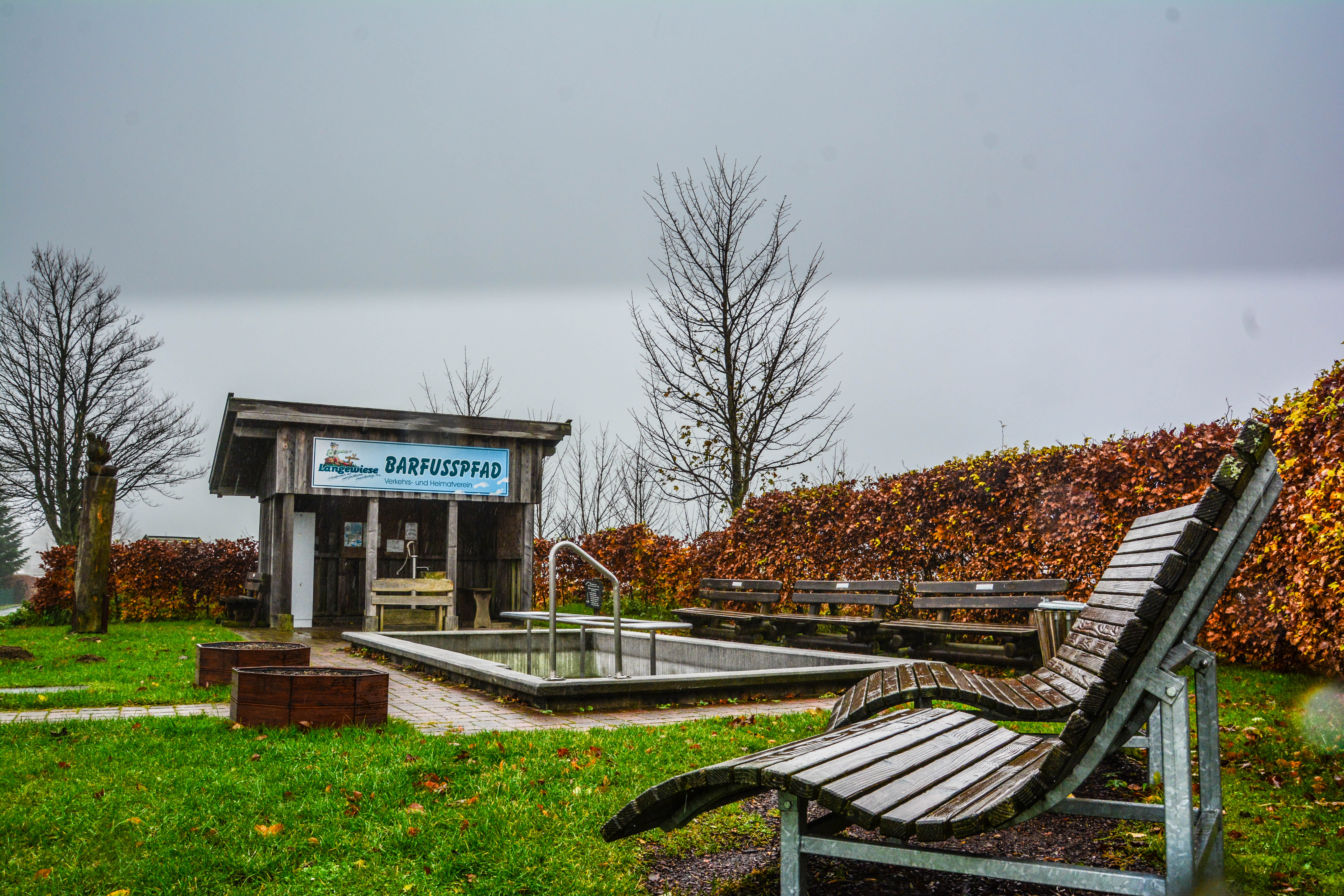 Tretbecken mit Barfußpfad und Liegebank. Tretbecken mit Barfußpfad und Liegebank.